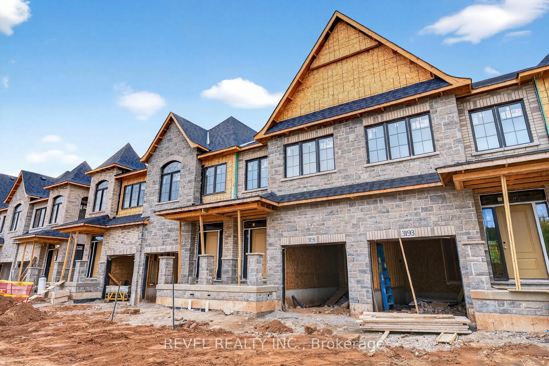 Photo 2 of Unit 9, 600 Maplehill Drive, Burlington, Roseland — HOMEH