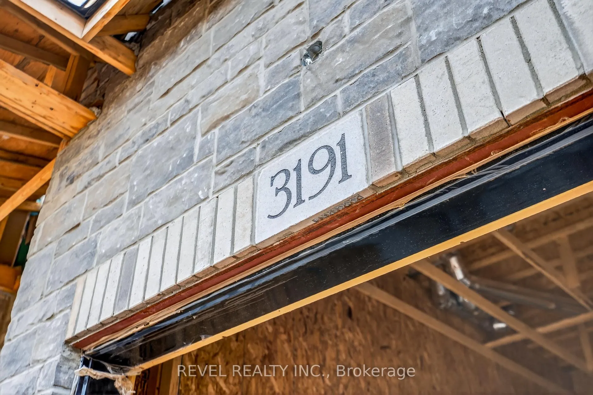 Photo 4 of Unit 9, 600 Maplehill Drive, Burlington, Roseland — HOMEH