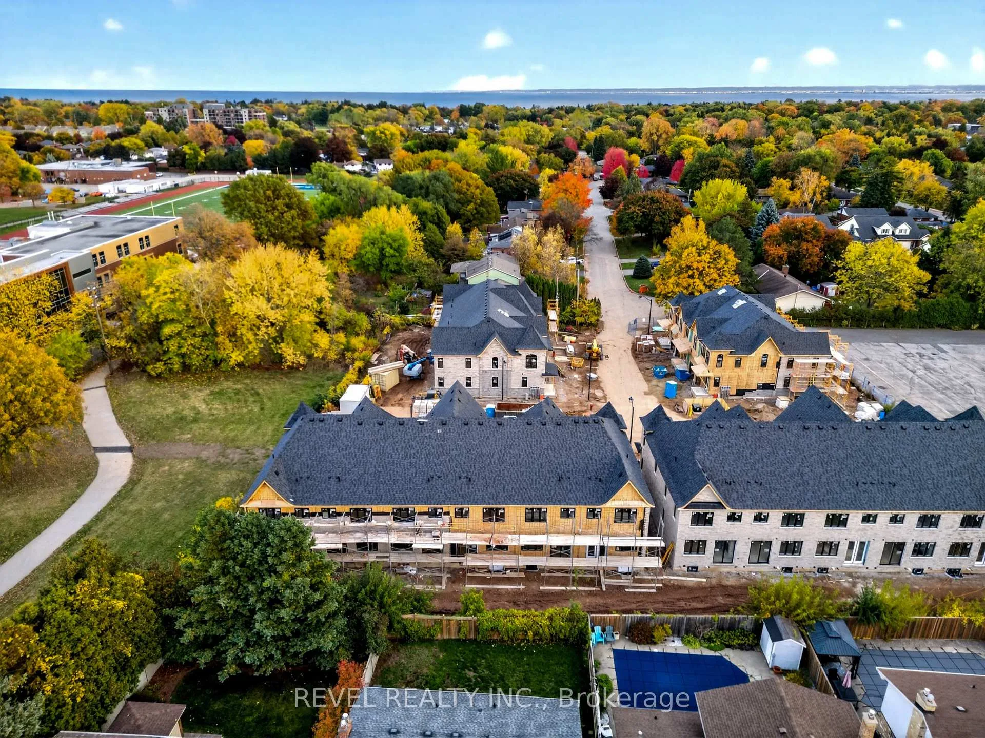 Photo 7 of Unit 9, 600 Maplehill Drive, Burlington, Roseland — HOMEH