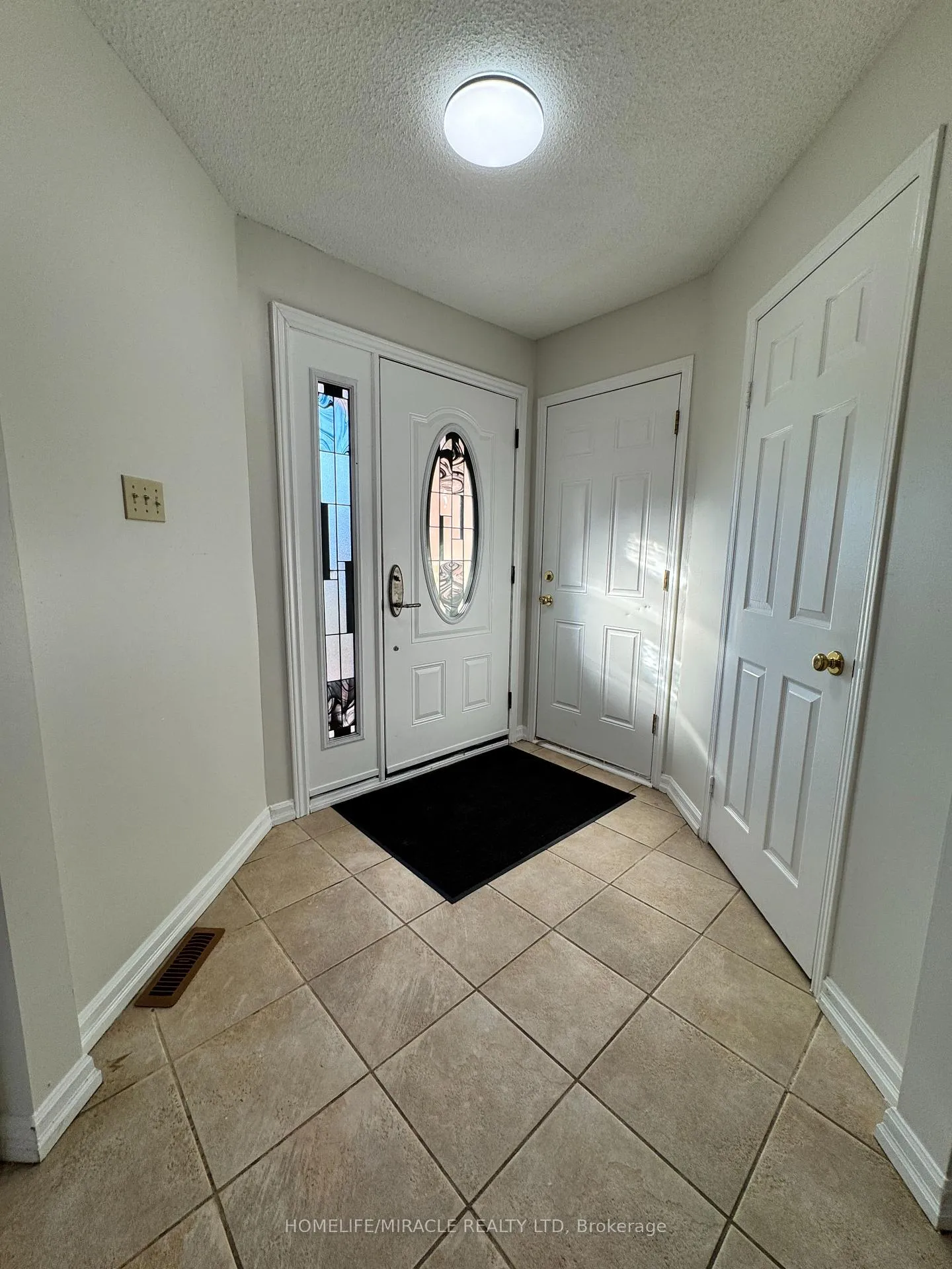 Photo 3 of 17 Glenmanor Drive, Brampton, Heart Lake West — HOMEH