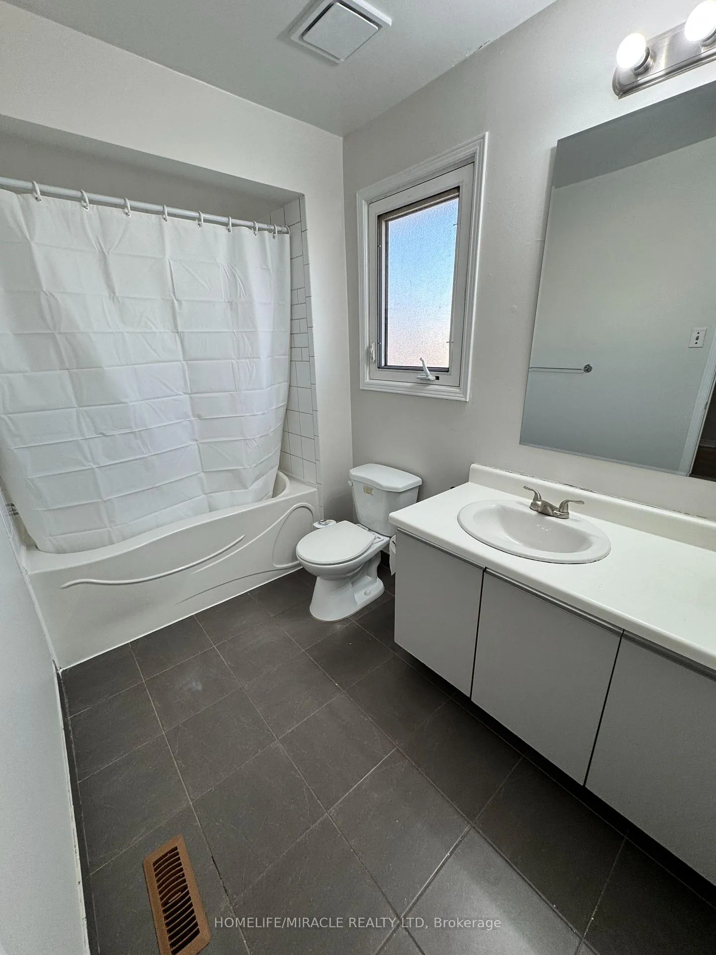 Photo 21 of 17 Glenmanor Drive, Brampton, Heart Lake West — HOMEH