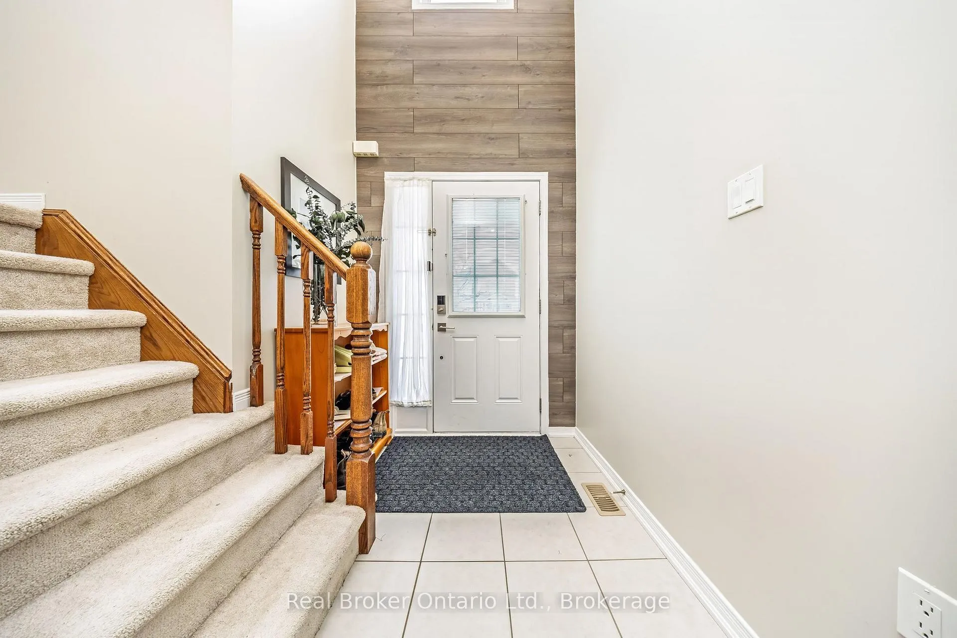 Photo 4 of 241 Pineglen Crescent, Kitchener — HOMEH