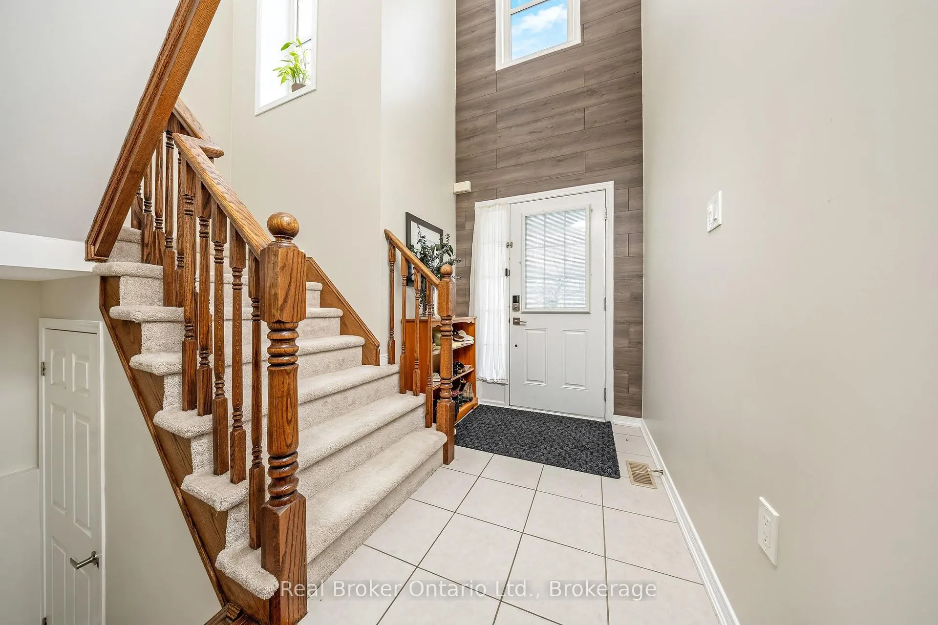 Photo 5 of 241 Pineglen Crescent, Kitchener — HOMEH