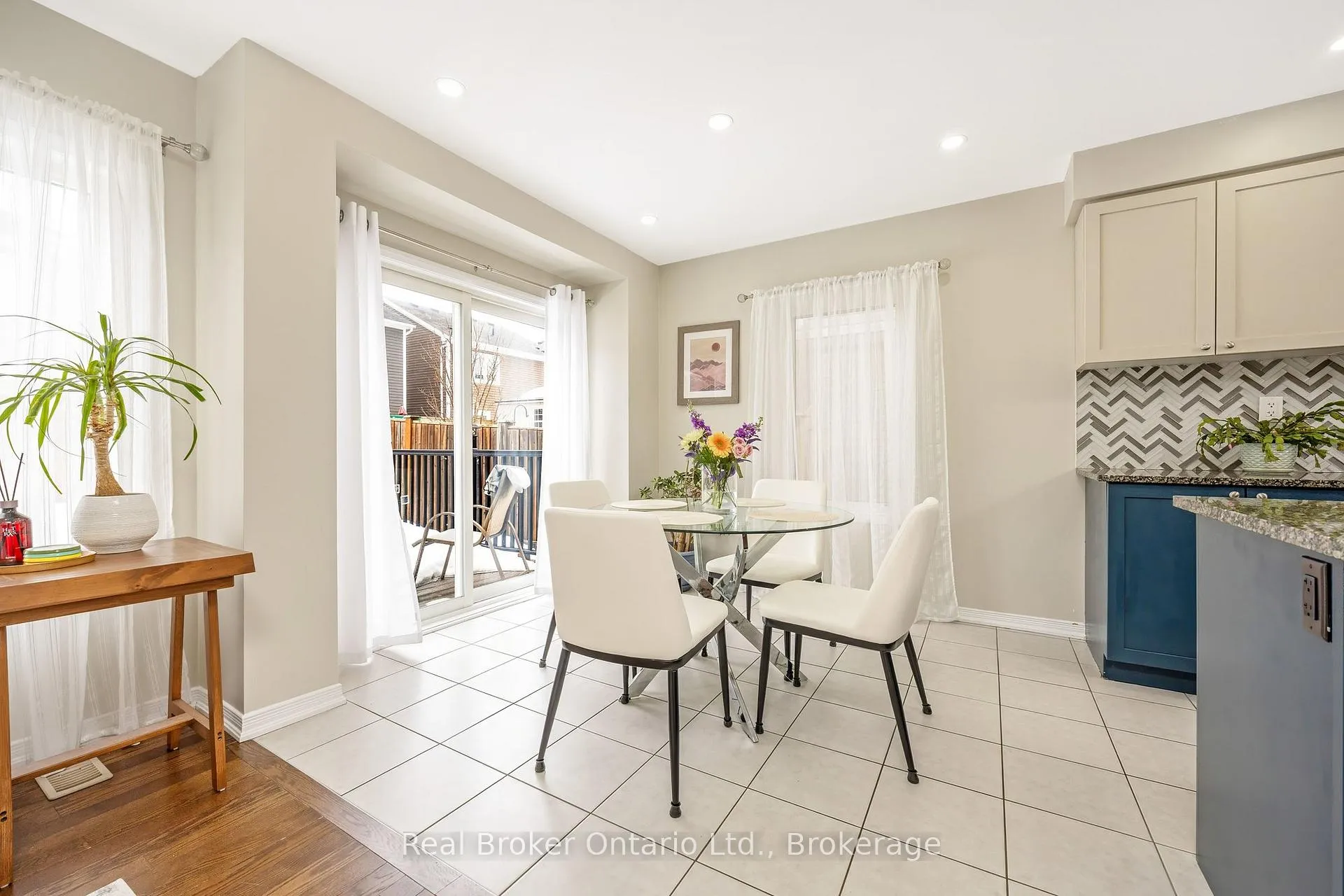 Photo 10 of 241 Pineglen Crescent, Kitchener — HOMEH