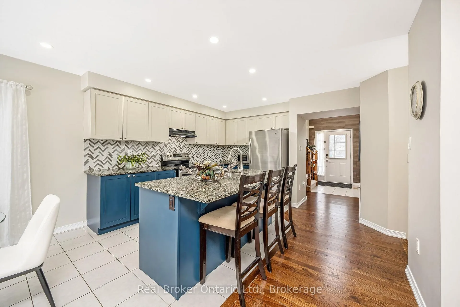 Photo 11 of 241 Pineglen Crescent, Kitchener — HOMEH
