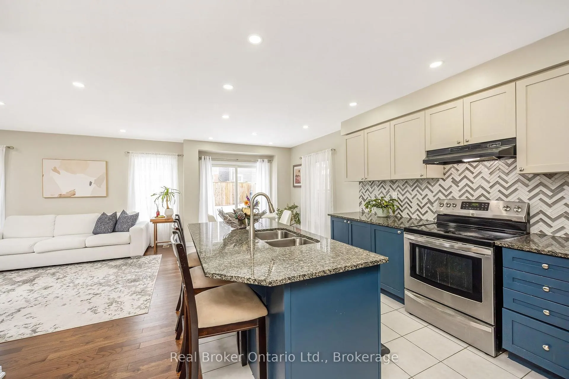 Photo 12 of 241 Pineglen Crescent, Kitchener — HOMEH