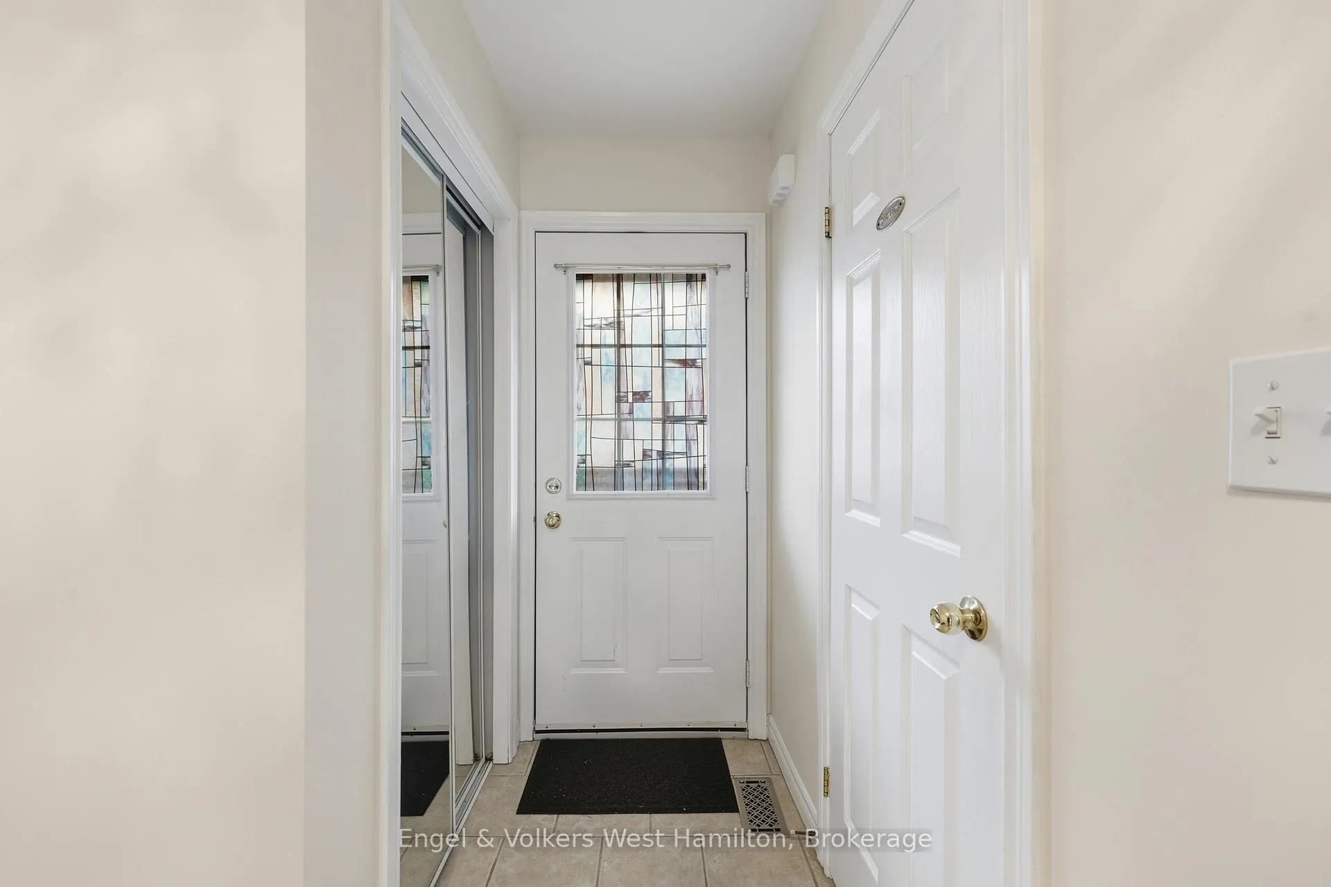 Photo 4 of Unit 41, 39 Pinewoods Drive, Hamilton, Stoney Creek Mountain — HOMEH