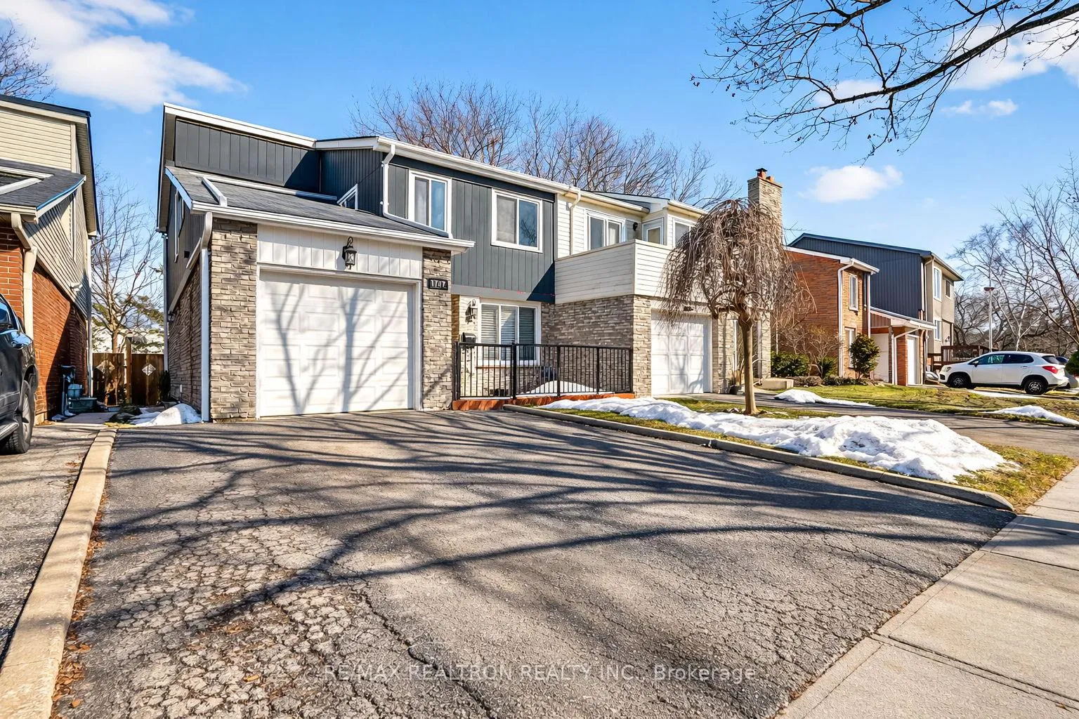 Front of 1787 Listowell Crescent