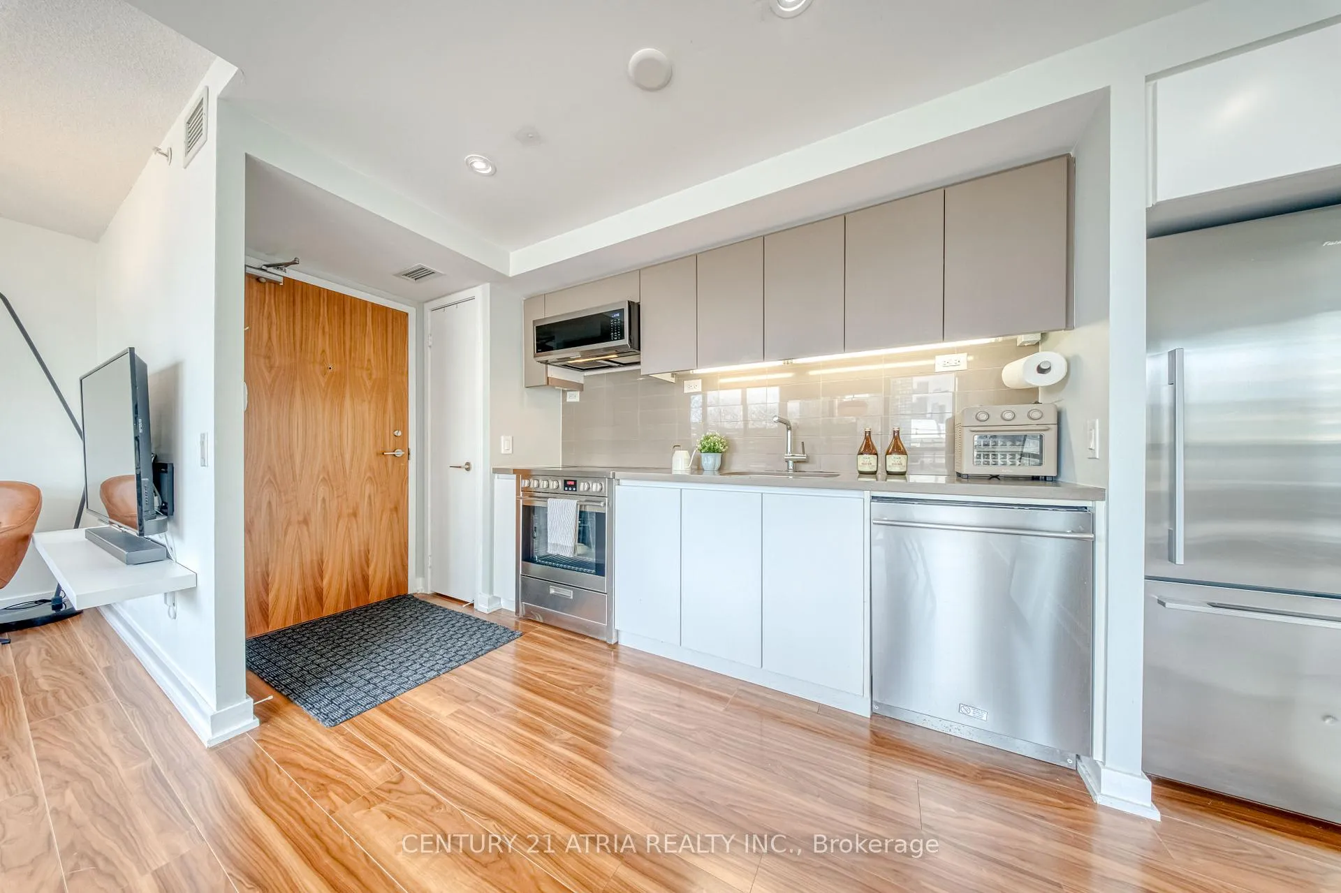 Photo 6 of Unit 812, 85 Queens Wharf Road, Toronto, Waterfront Communities — HOMEH