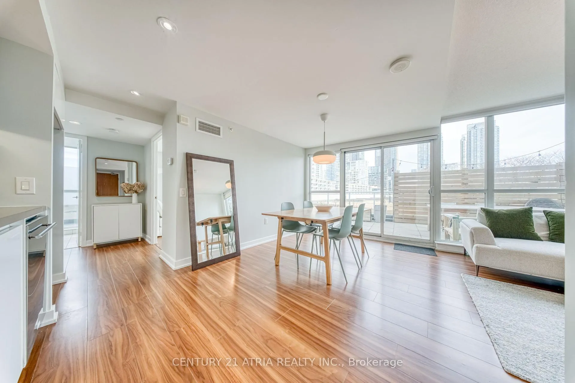 Photo 8 of Unit 812, 85 Queens Wharf Road, Toronto, Waterfront Communities — HOMEH