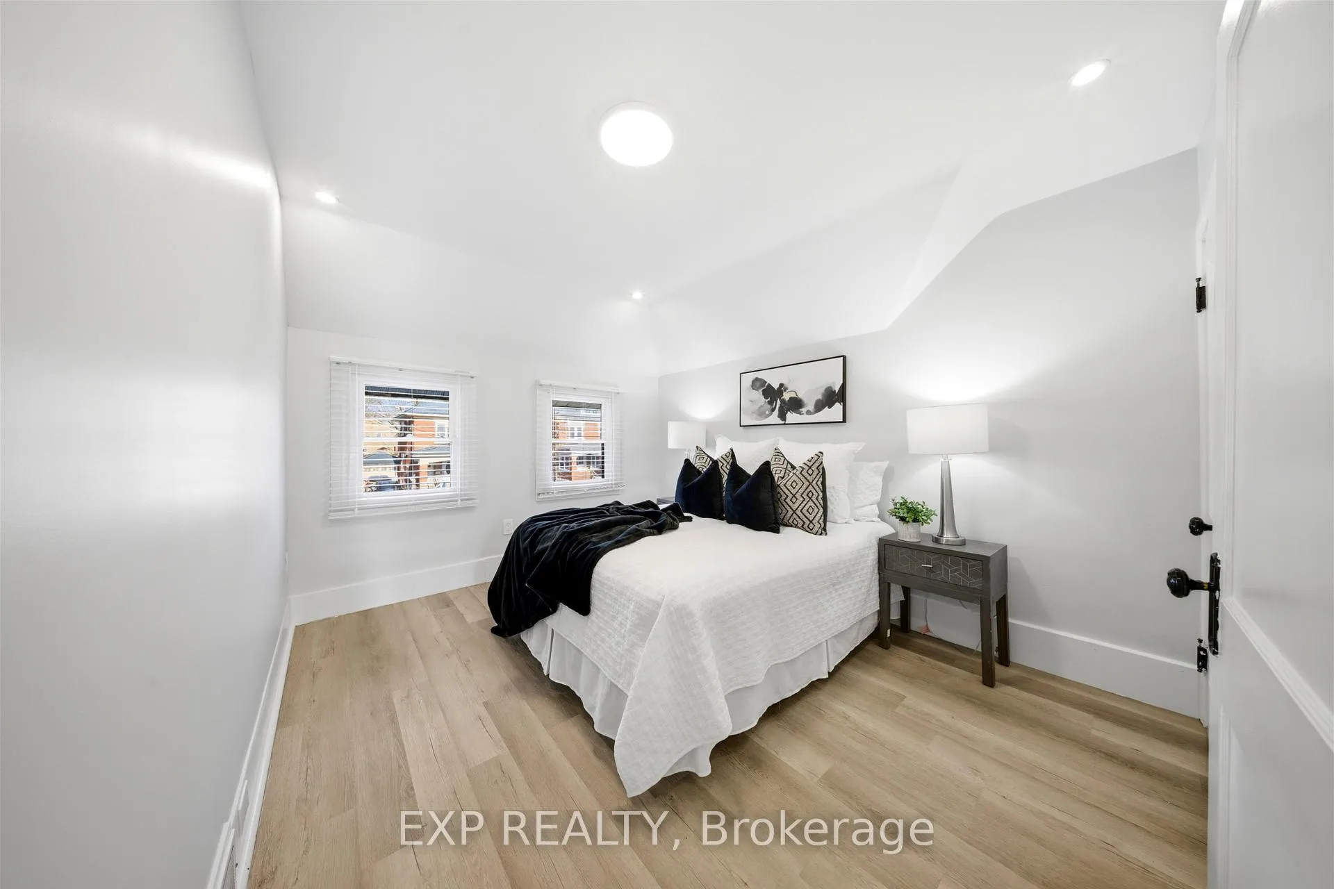 Photo 26 of 35 Stirling Avenue N, Kitchener — HOMEH