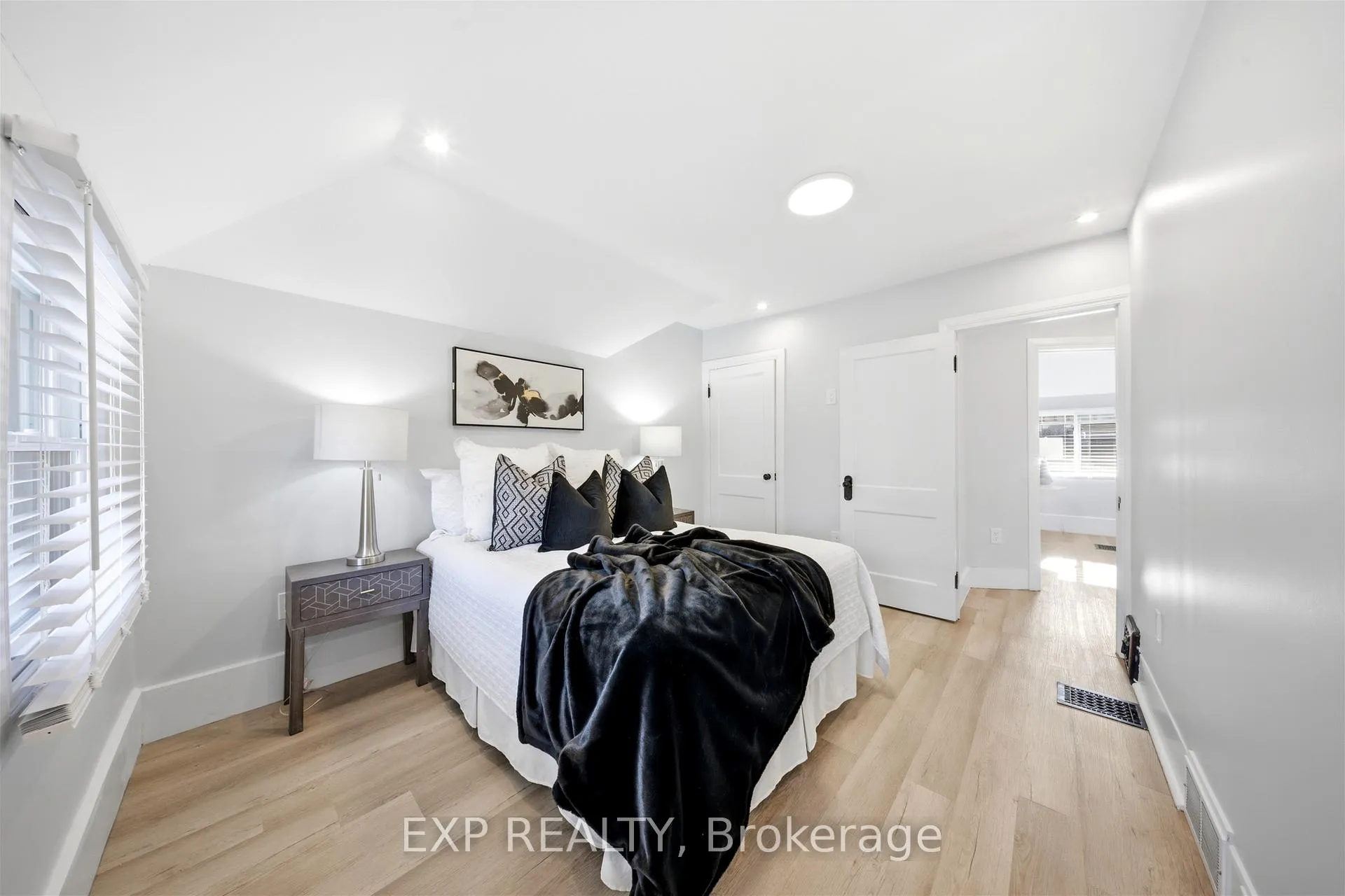 Photo 27 of 35 Stirling Avenue N, Kitchener — HOMEH