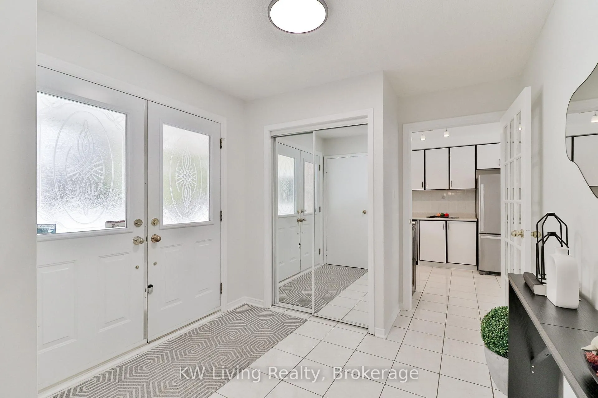 Photo 3 of 10 Liebeck Crescent, Markham, Unionville — HOMEH