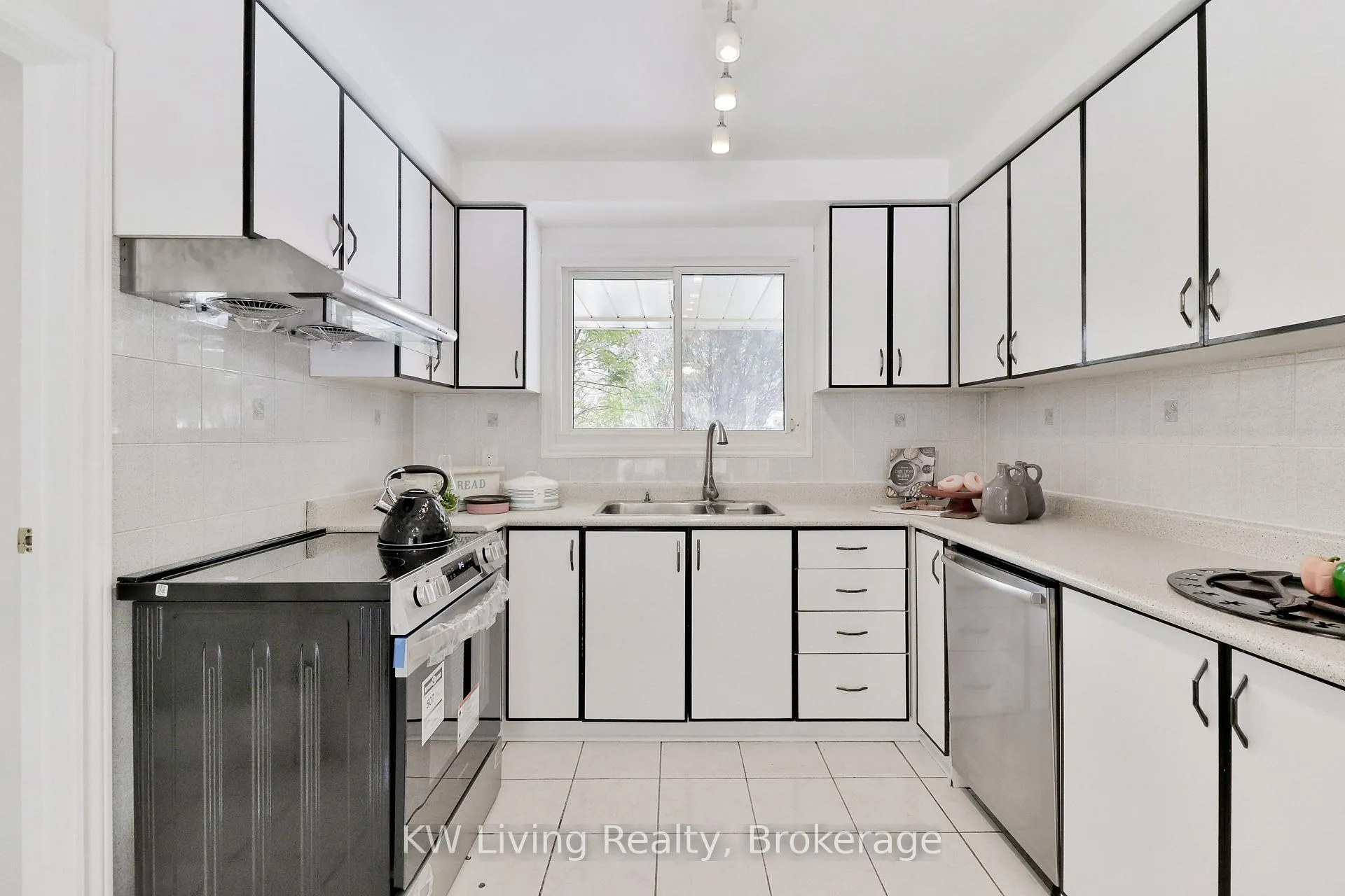 Photo 12 of 10 Liebeck Crescent, Markham, Unionville — HOMEH