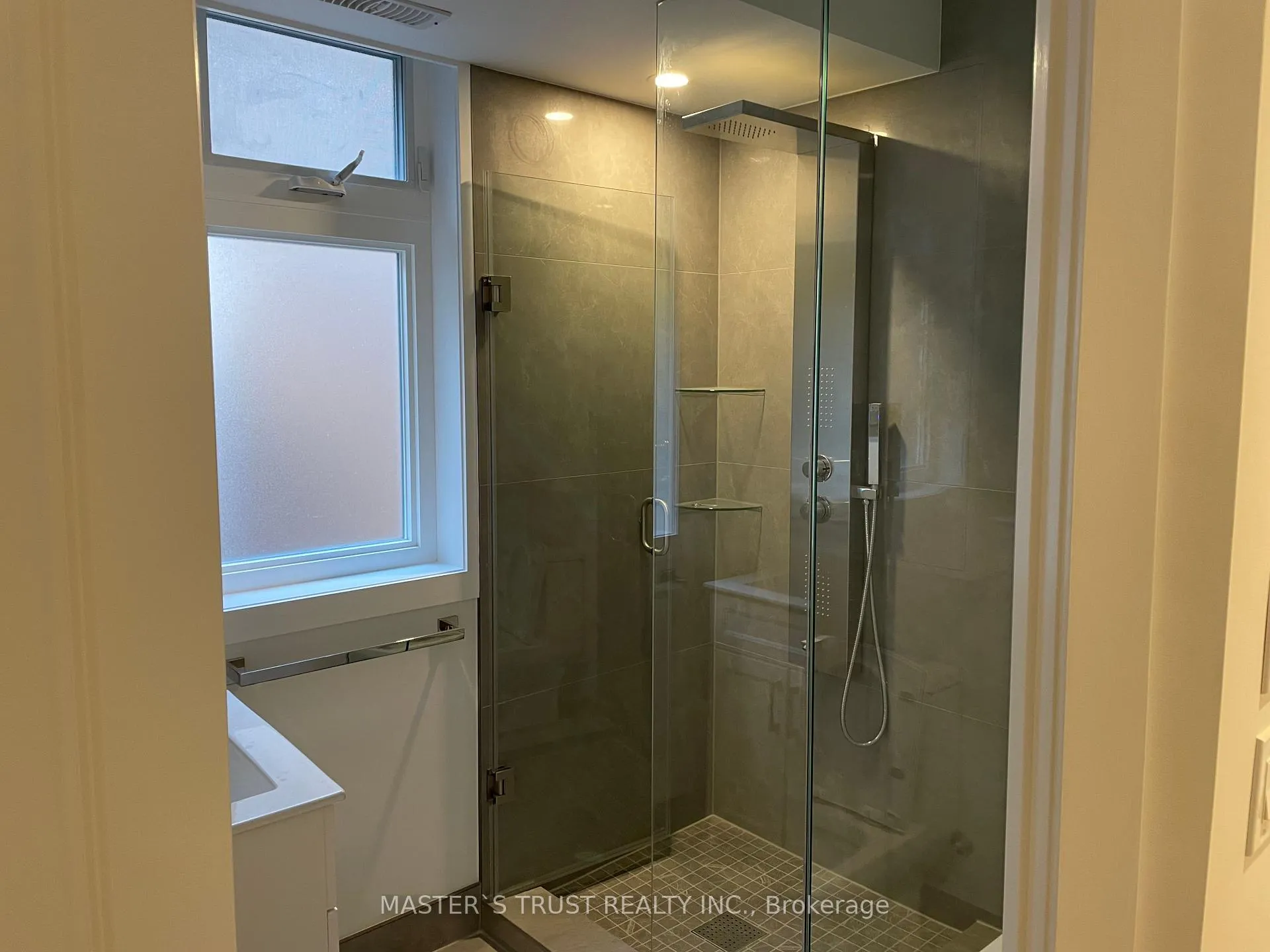 Photo 6 of Unit Unit2, 370 Lippincott Street, Toronto, University — HOMEH