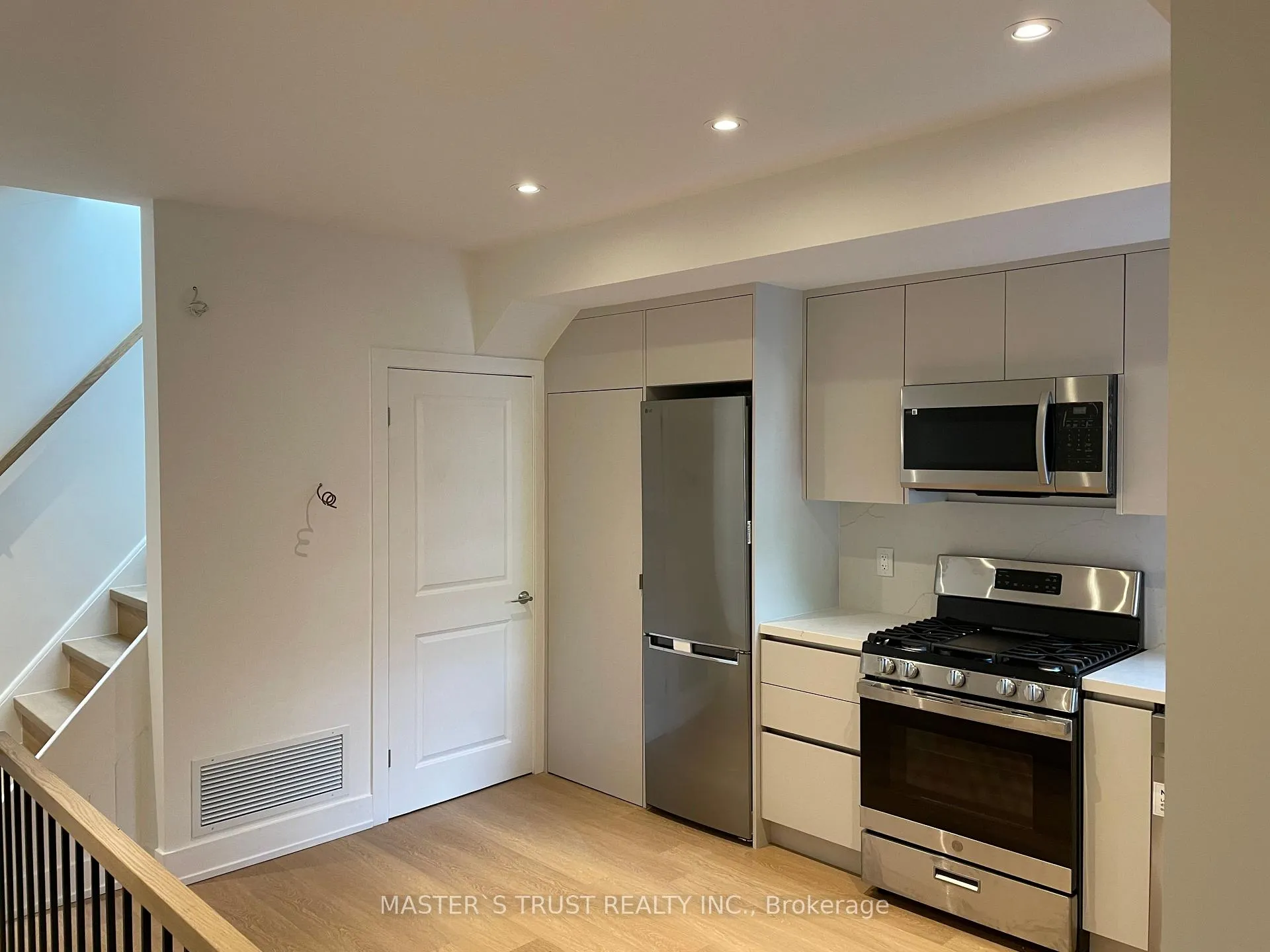 Photo 8 of Unit Unit2, 370 Lippincott Street, Toronto, University — HOMEH
