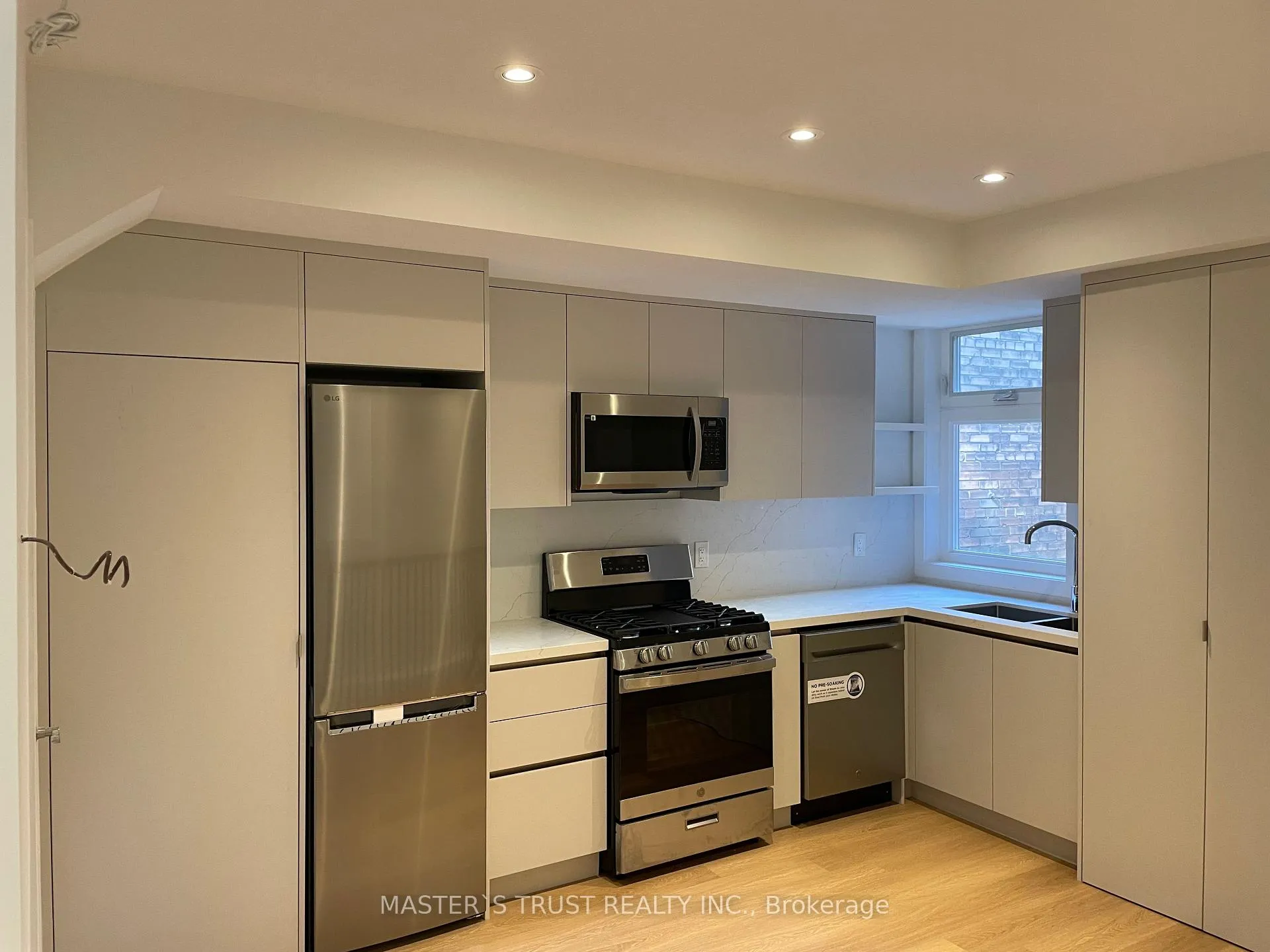 Photo 9 of Unit Unit2, 370 Lippincott Street, Toronto, University — HOMEH