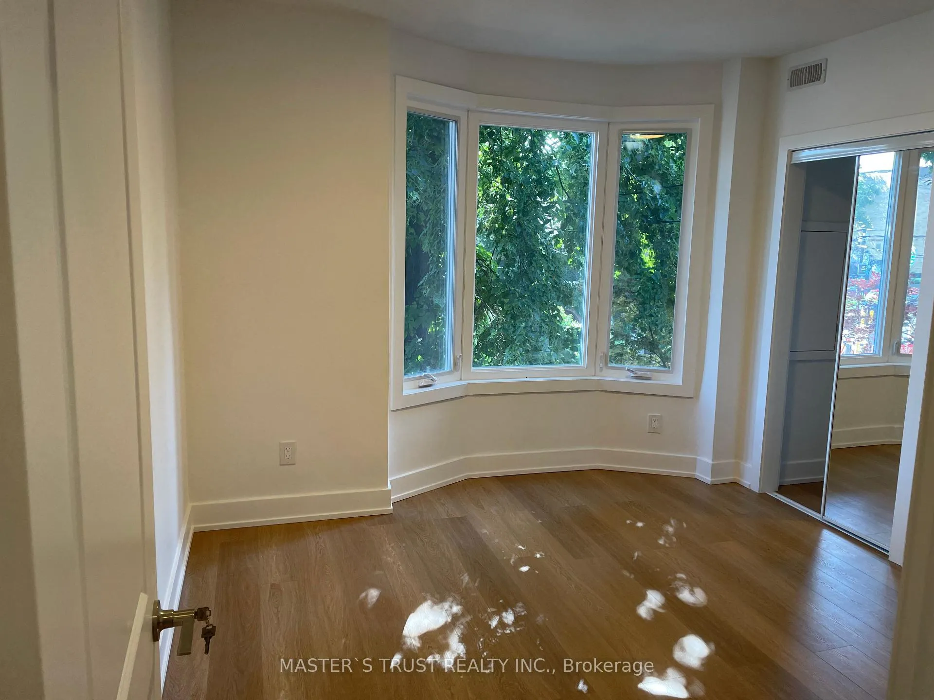 Photo 11 of Unit Unit2, 370 Lippincott Street, Toronto, University — HOMEH
