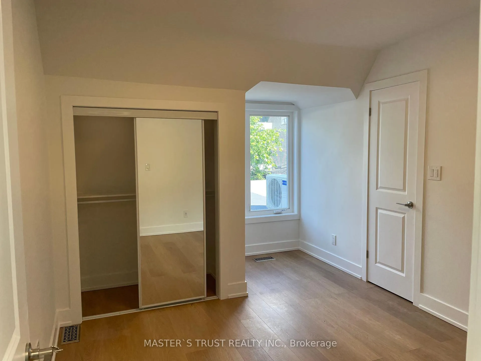 Photo 13 of Unit Unit2, 370 Lippincott Street, Toronto, University — HOMEH
