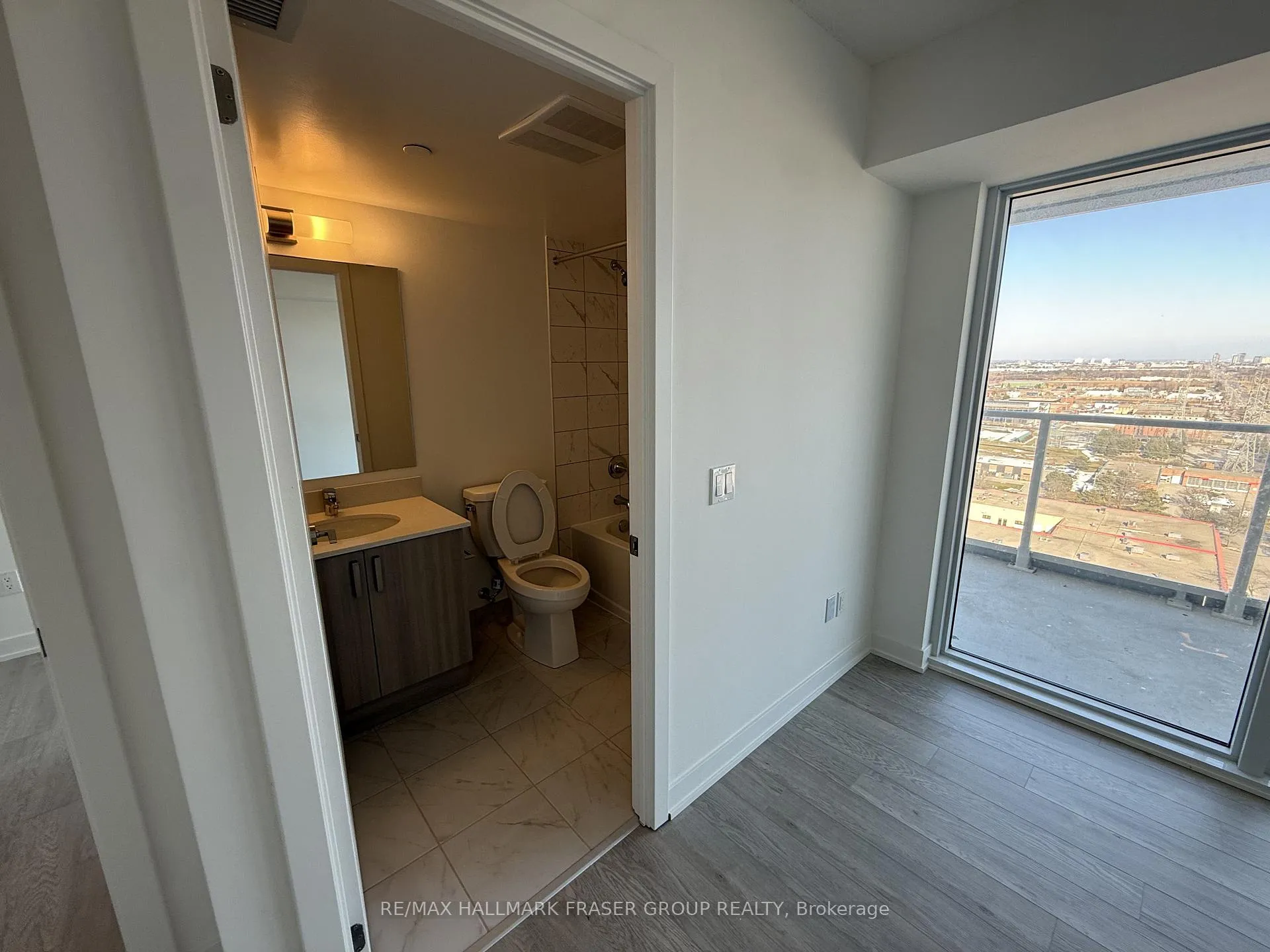 Photo 10 of Unit 1902, 1010 Sandy Beach Road, Pickering, Bay Ridges — HOMEH