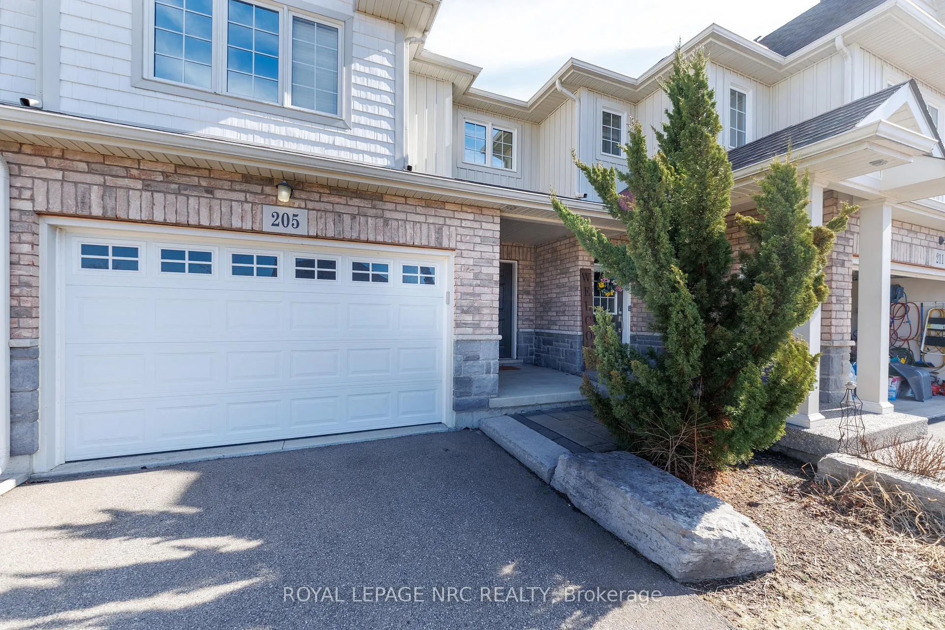 Photo 3 of 205 Cardinal Crescent, Welland, Coyle Creek — HOMEH
