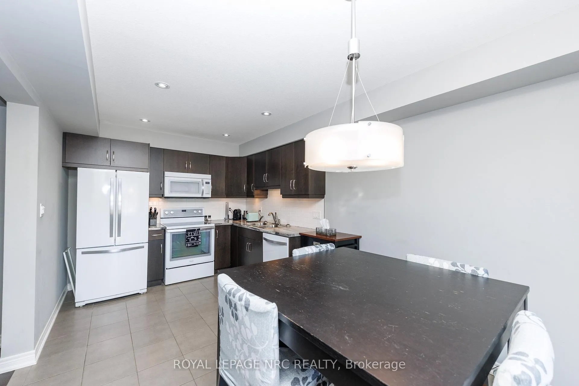 Photo 9 of 205 Cardinal Crescent, Welland, Coyle Creek — HOMEH