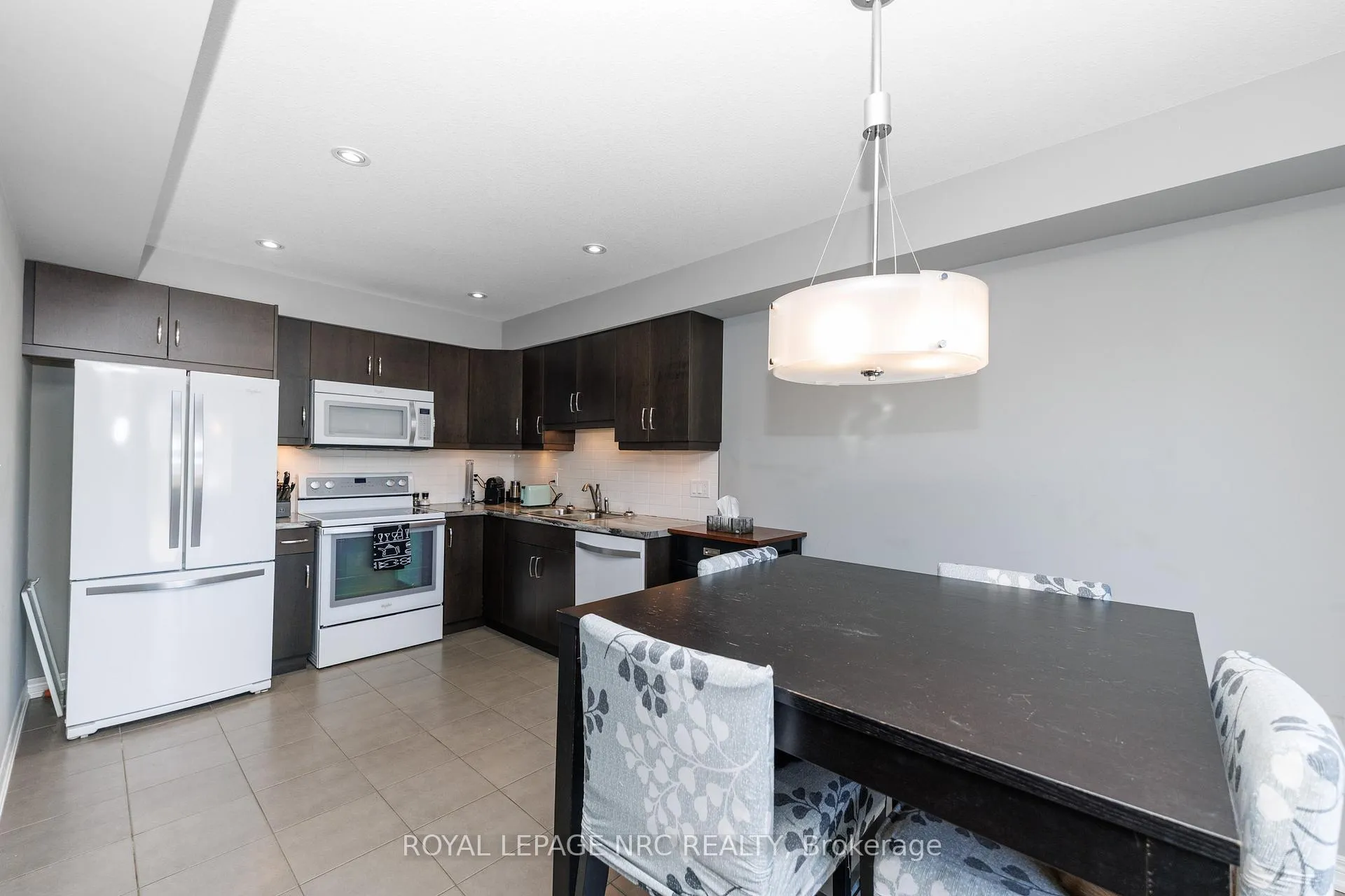 Photo 10 of 205 Cardinal Crescent, Welland, Coyle Creek — HOMEH