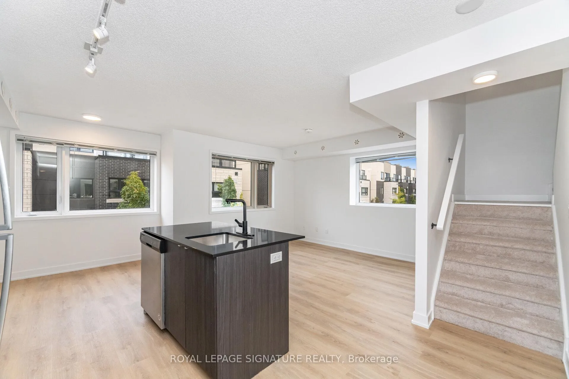 Photo 5 of Unit 610, 1129 Cooke Boulevard, Burlington, LaSalle — HOMEH