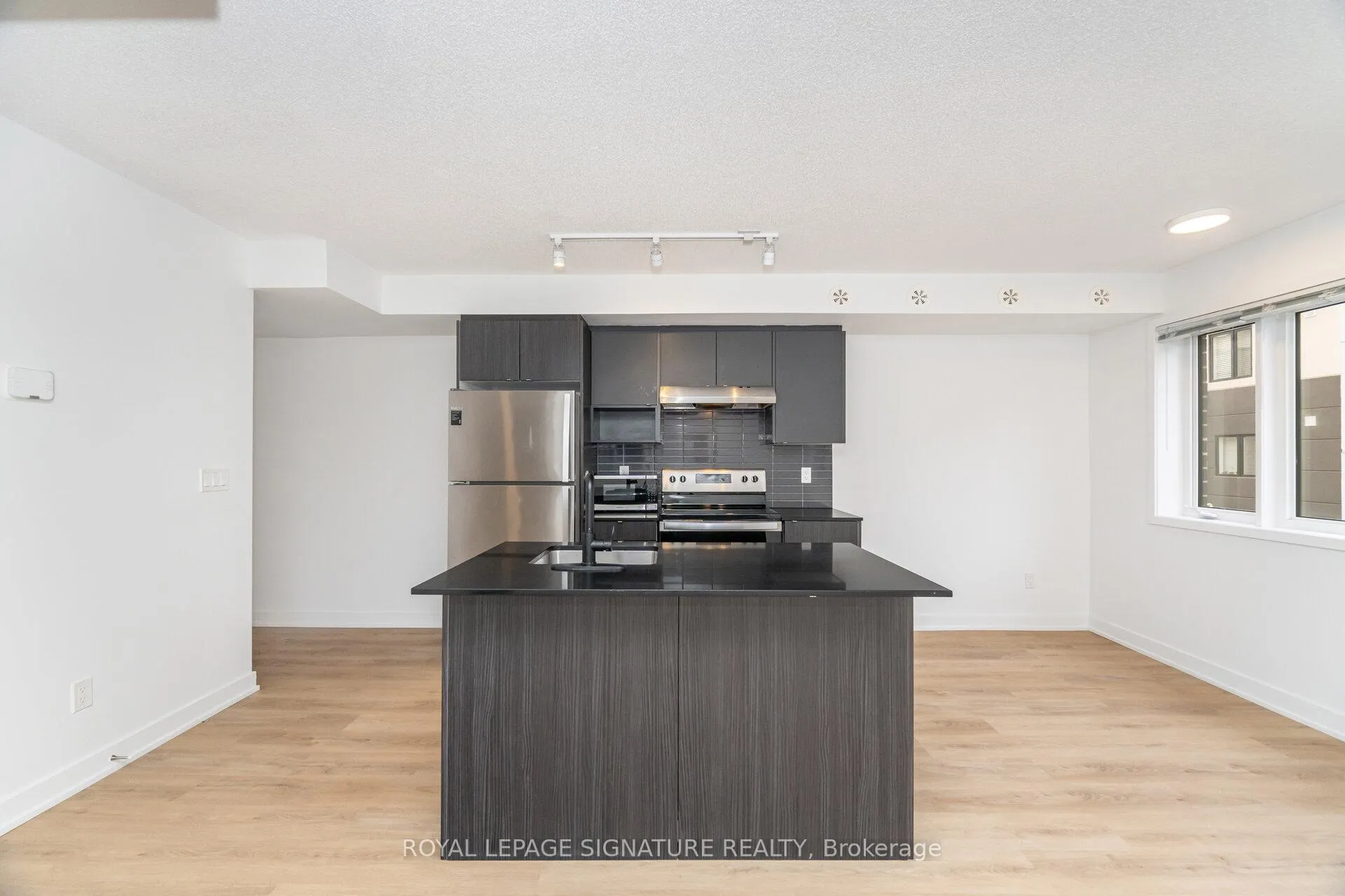 Photo 6 of Unit 610, 1129 Cooke Boulevard, Burlington, LaSalle — HOMEH
