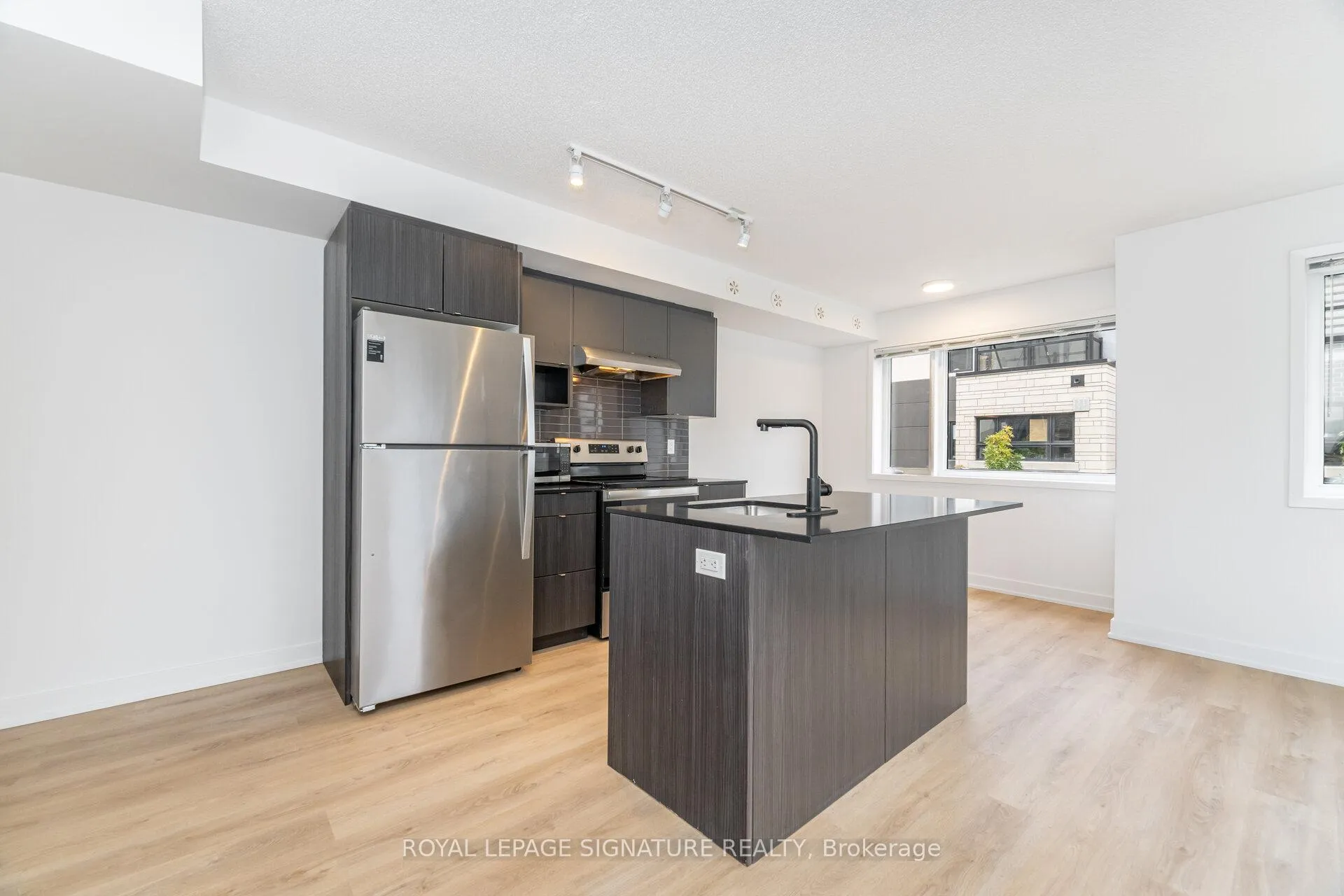 Photo 8 of Unit 610, 1129 Cooke Boulevard, Burlington, LaSalle — HOMEH