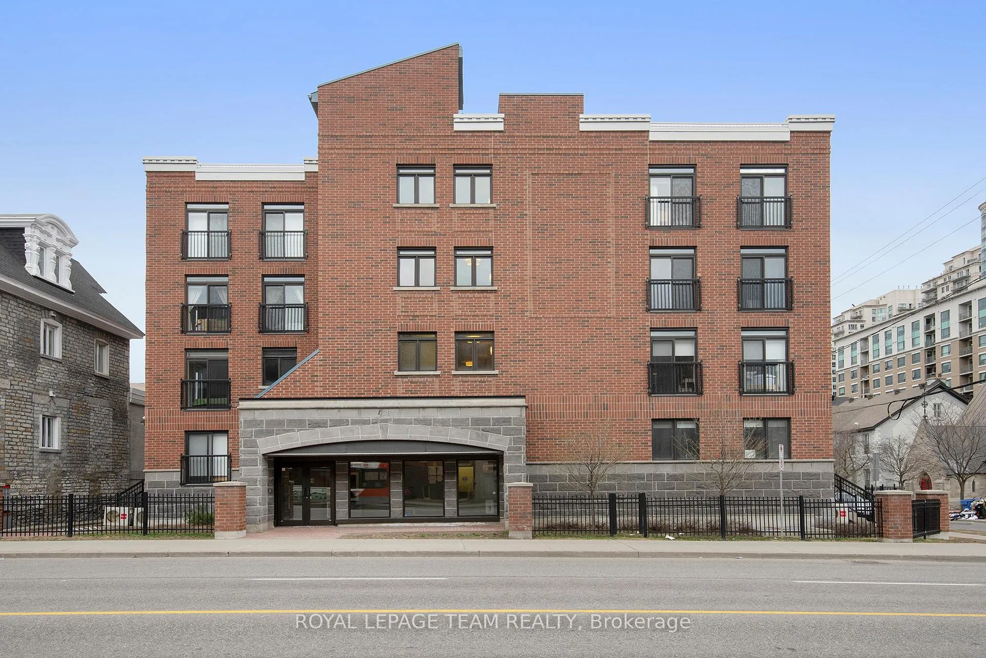 Front of Unit 404, 456 King Edward Avenue