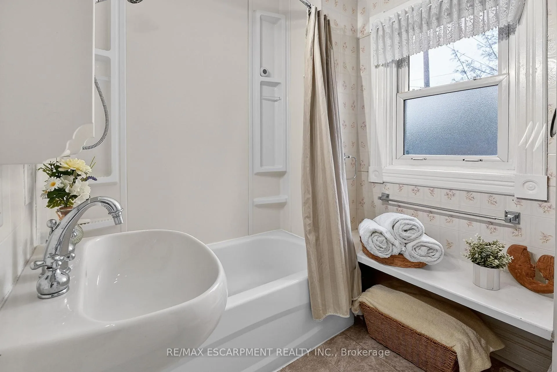 Photo 20 of 287 Main Street E, Grimsby, Grimsby East — HOMEH