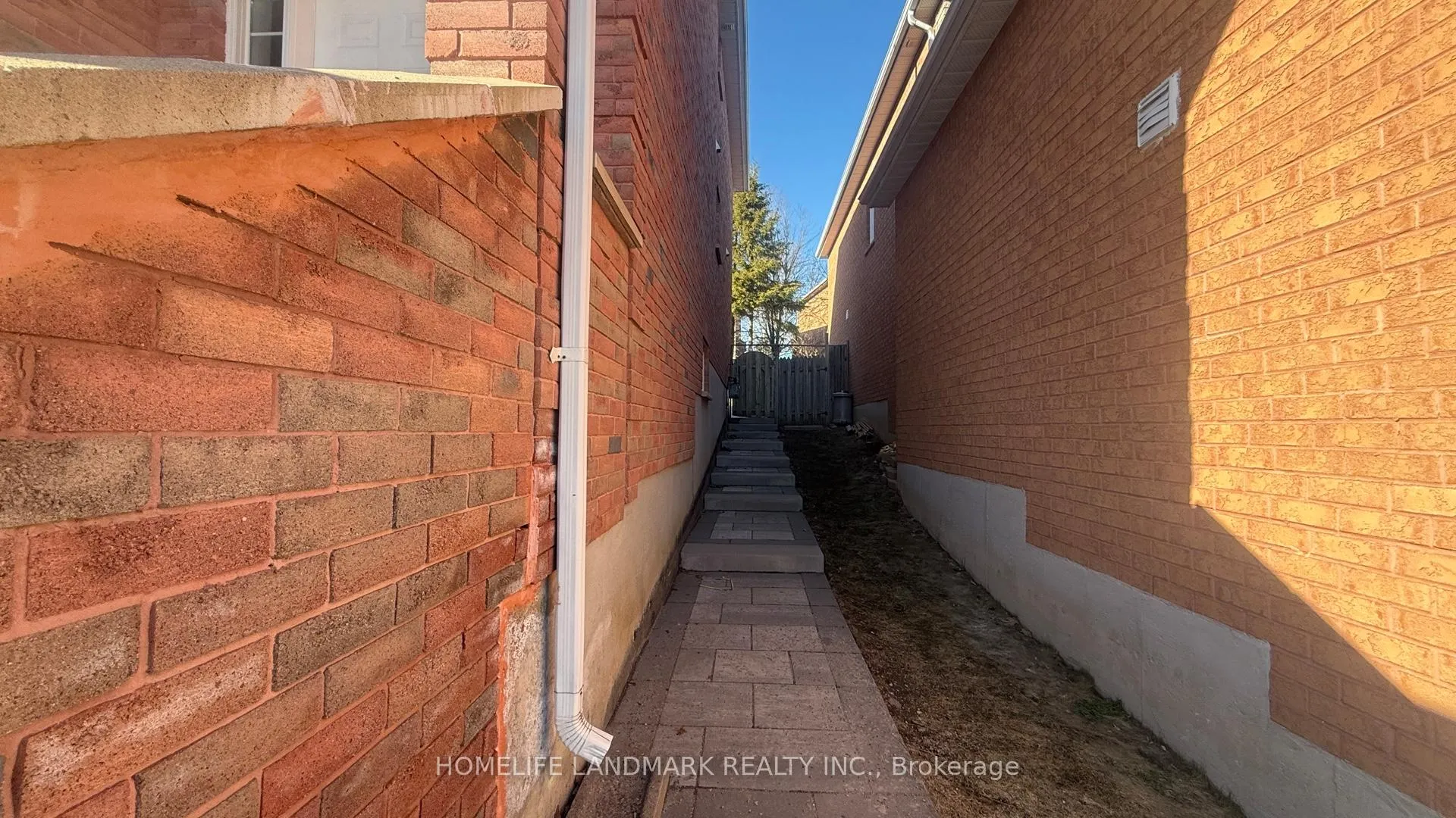 Photo 3 of 115 Chalmers Drive, Barrie, Painswick South — HOMEH