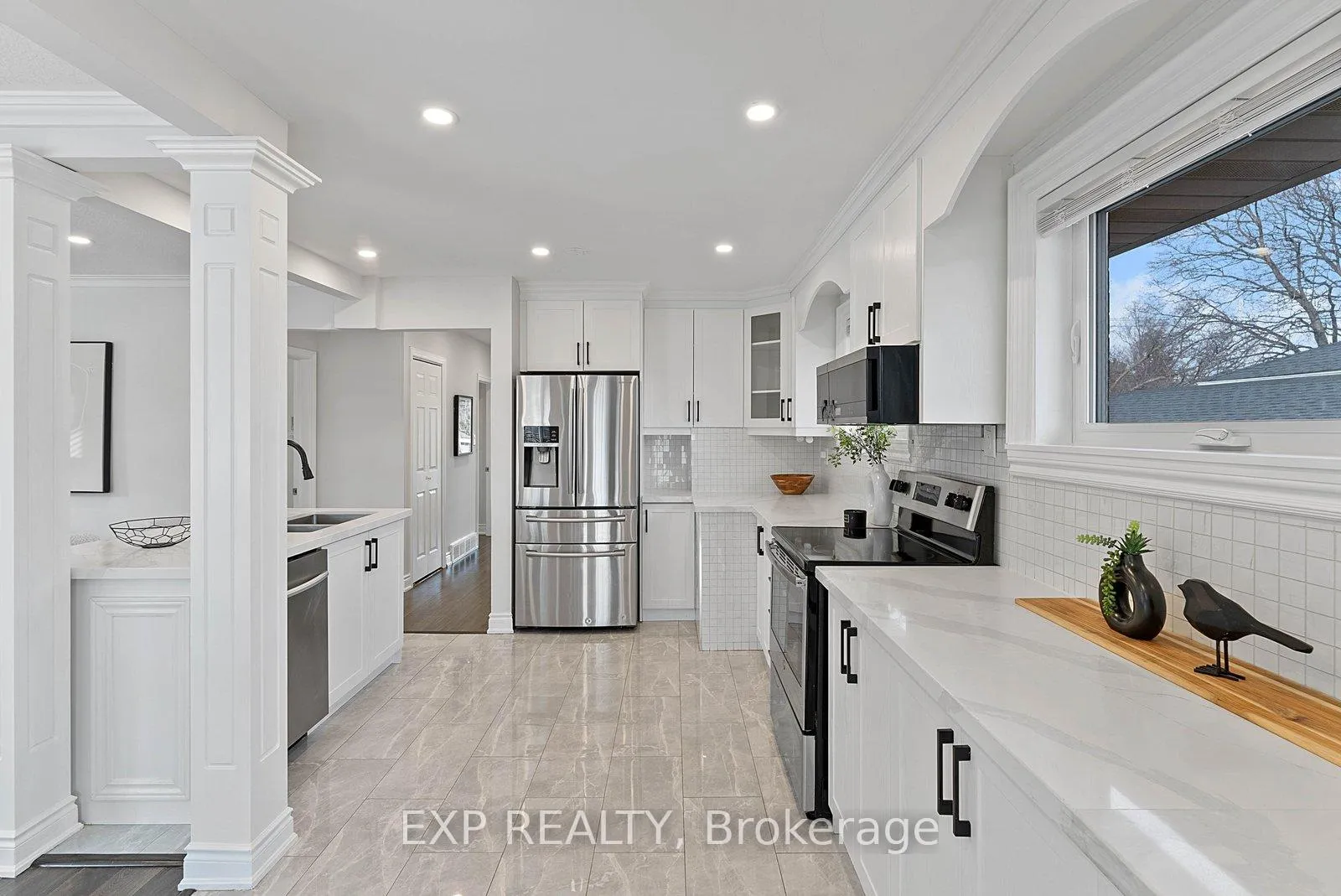 Photo 4 of 39 Hobden Place, Etobicoke, Willowridge-Martingrove-Richview — HOMEH