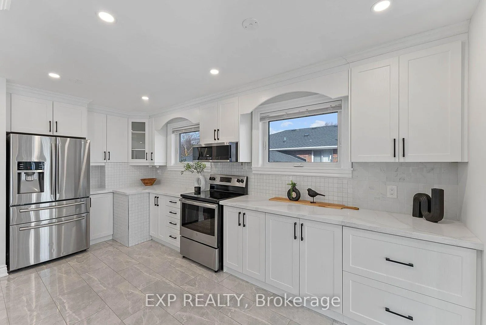 Photo 5 of 39 Hobden Place, Etobicoke, Willowridge-Martingrove-Richview — HOMEH