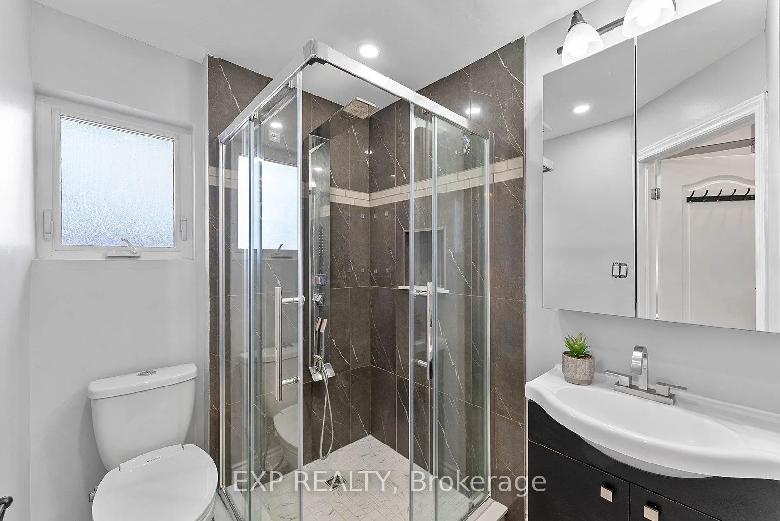 Photo 16 of 39 Hobden Place, Etobicoke, Willowridge-Martingrove-Richview — HOMEH