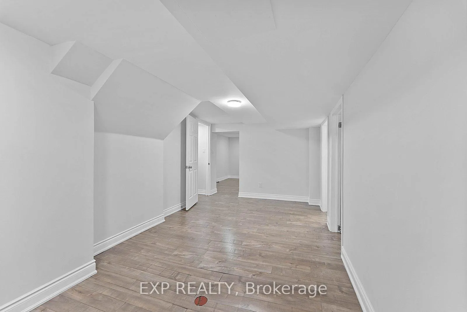 Photo 28 of 39 Hobden Place, Etobicoke, Willowridge-Martingrove-Richview — HOMEH