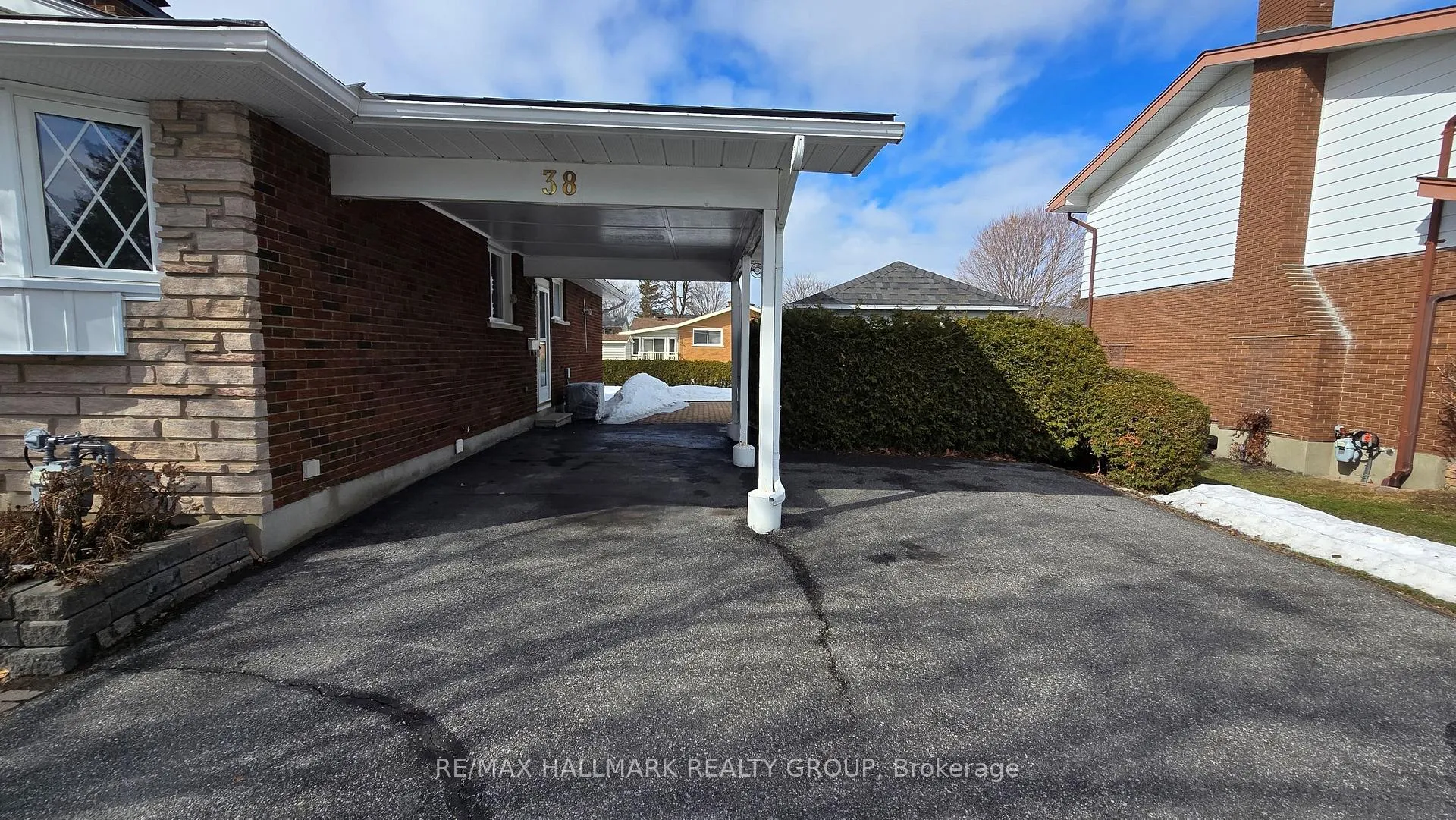 Photo 2 of 38 Hadley Circle, Ottawa, Bells Corners — HOMEH