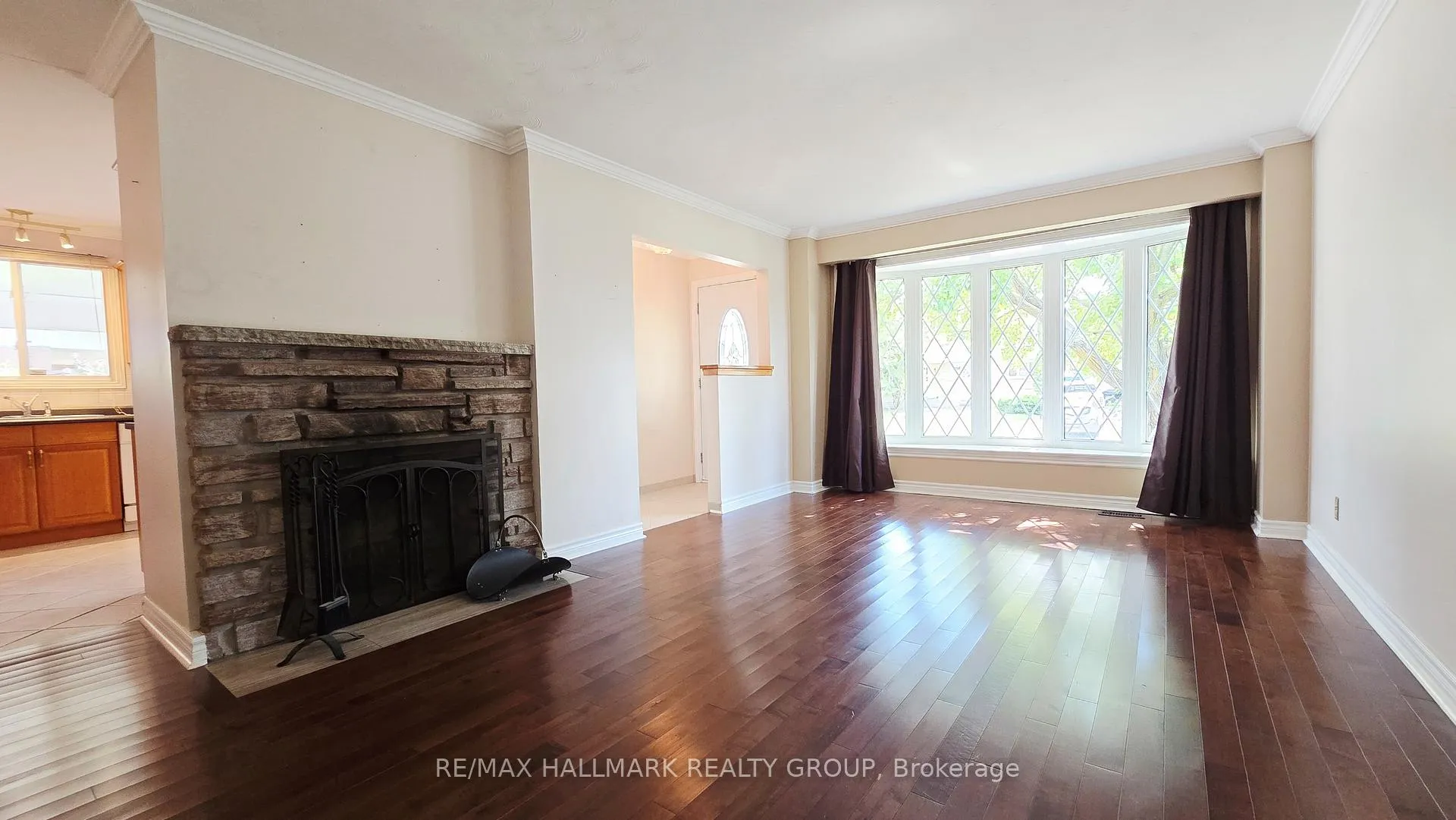 Photo 3 of 38 Hadley Circle, Ottawa, Bells Corners — HOMEH