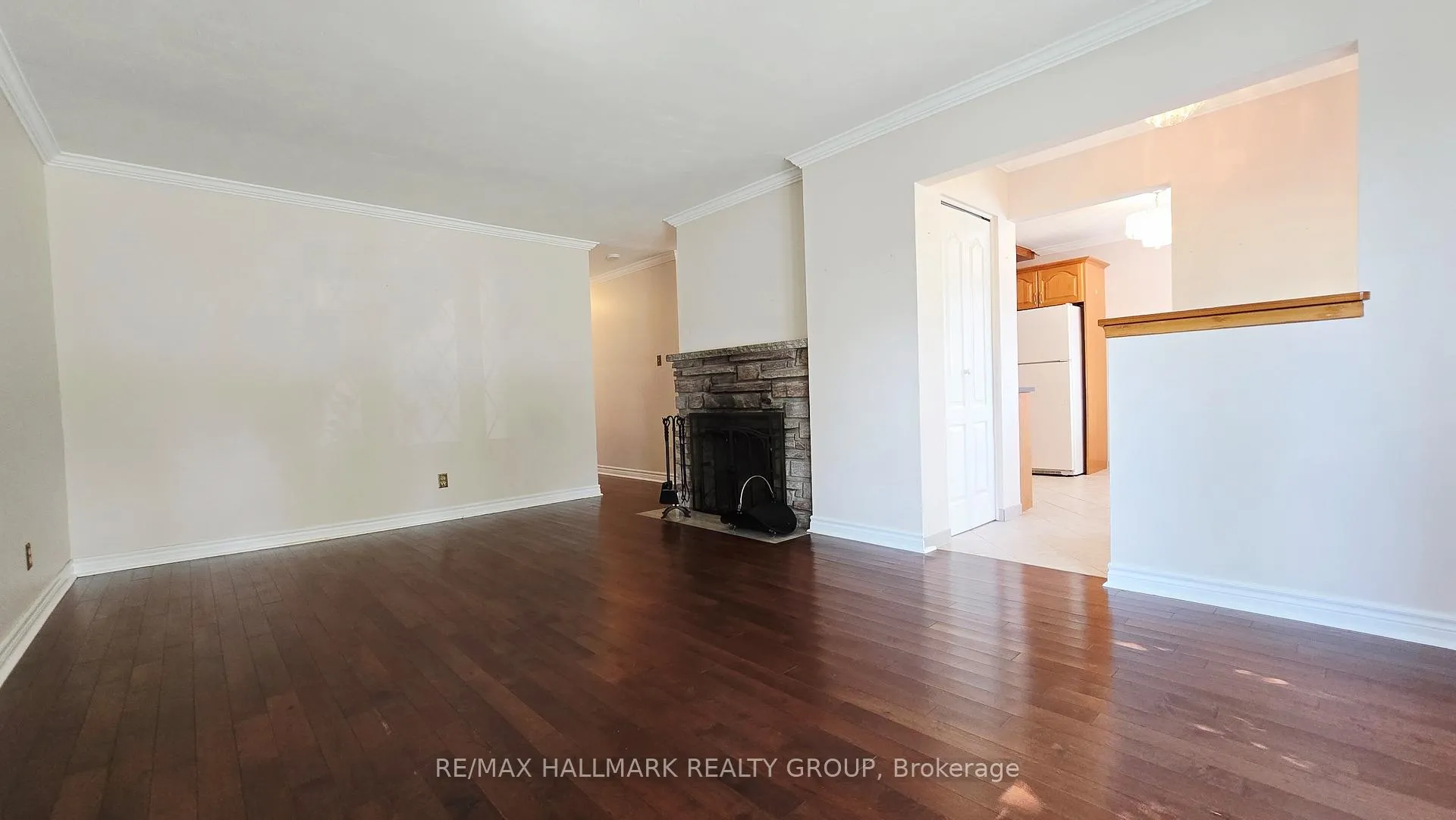 Photo 4 of 38 Hadley Circle, Ottawa, Bells Corners — HOMEH