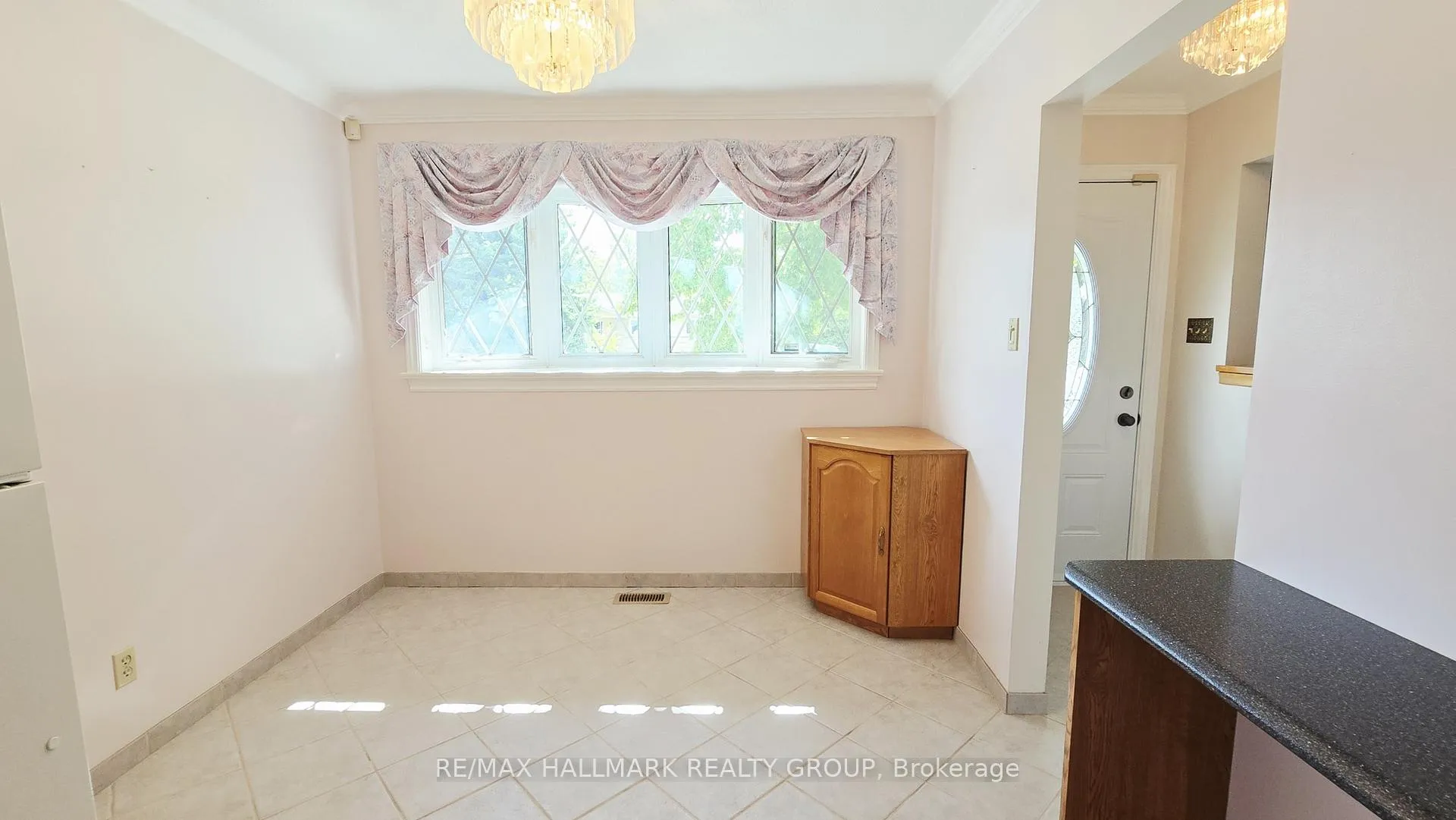 Photo 5 of 38 Hadley Circle, Ottawa, Bells Corners — HOMEH