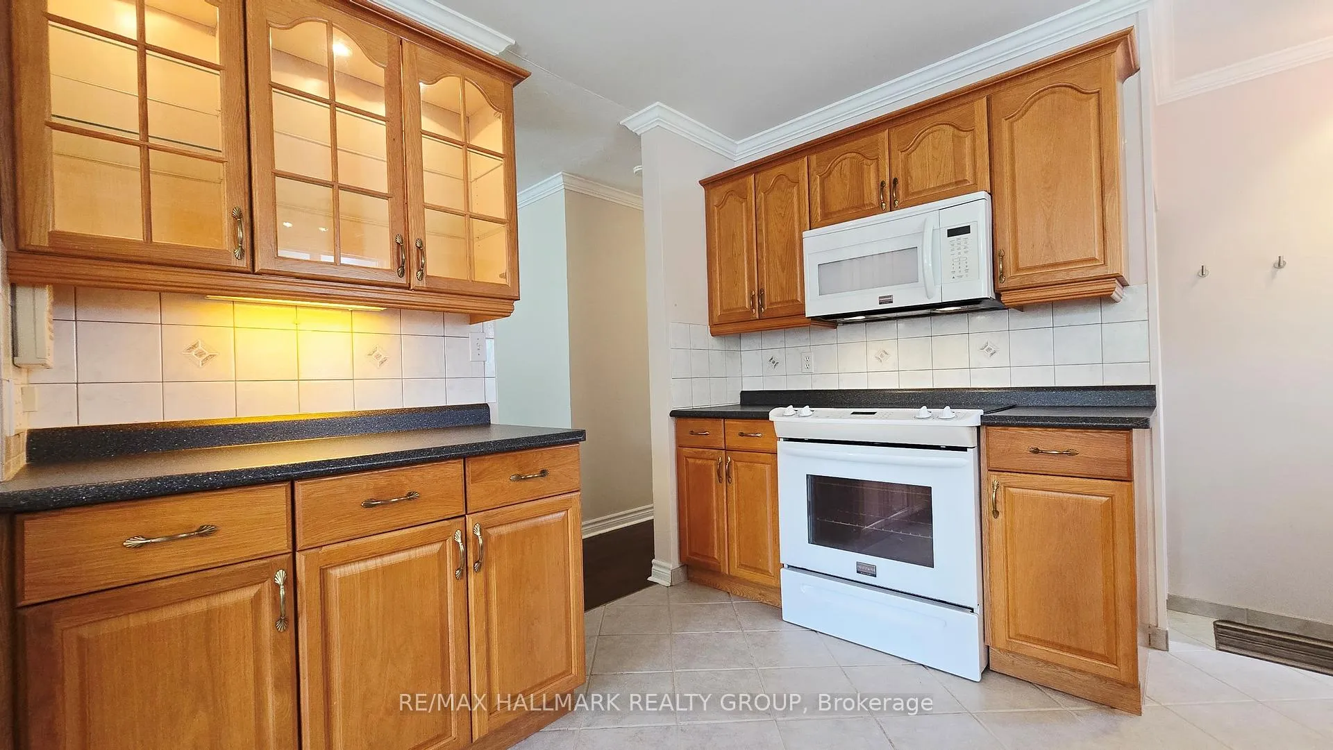 Photo 7 of 38 Hadley Circle, Ottawa, Bells Corners — HOMEH