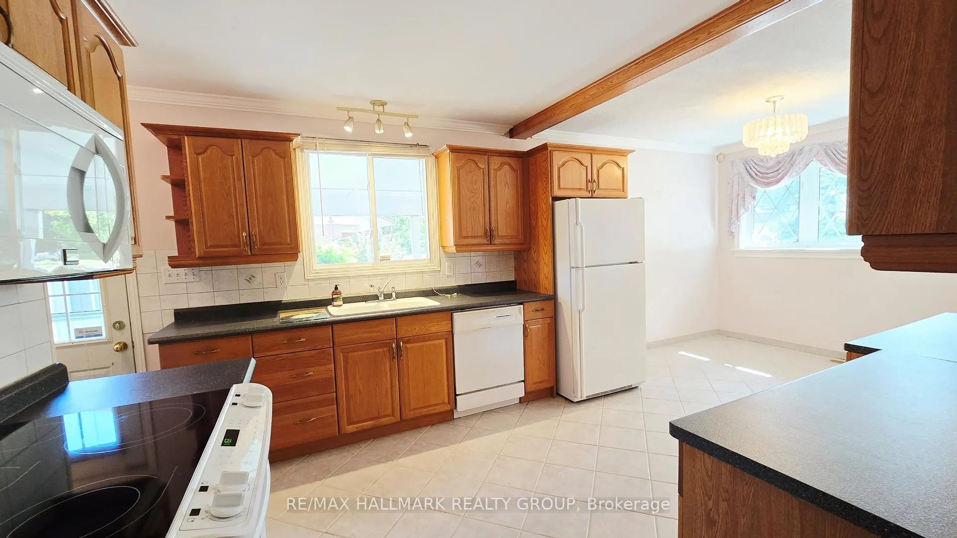 Photo 8 of 38 Hadley Circle, Ottawa, Bells Corners — HOMEH