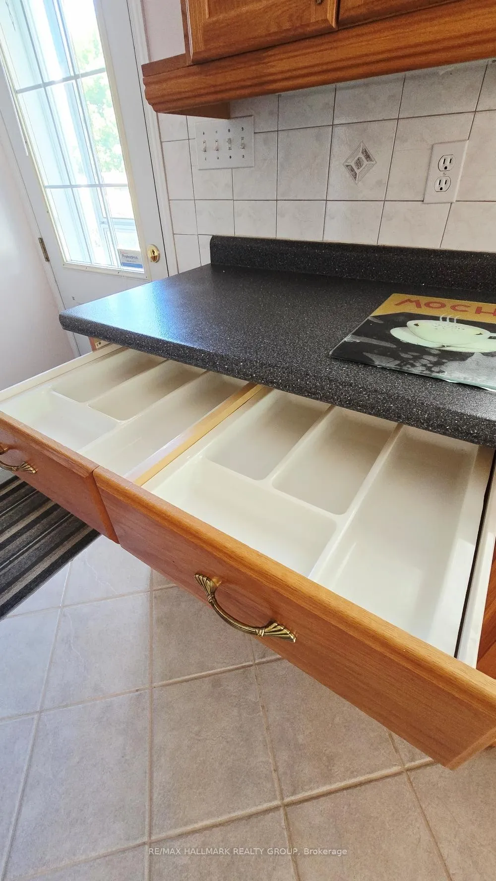 Photo 11 of 38 Hadley Circle, Ottawa, Bells Corners — HOMEH