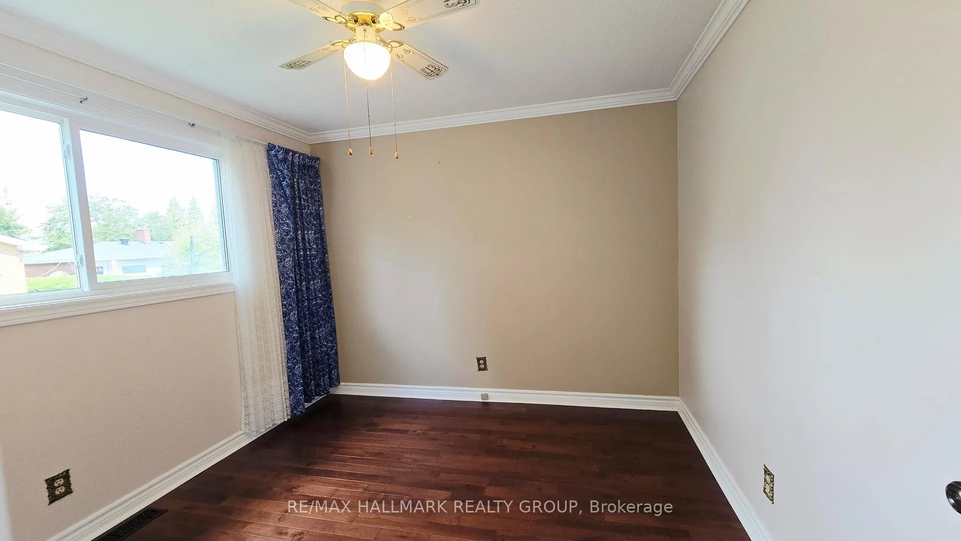 Photo 13 of 38 Hadley Circle, Ottawa, Bells Corners — HOMEH