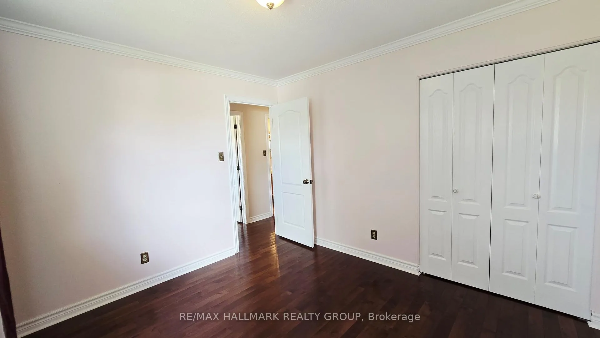 Photo 15 of 38 Hadley Circle, Ottawa, Bells Corners — HOMEH