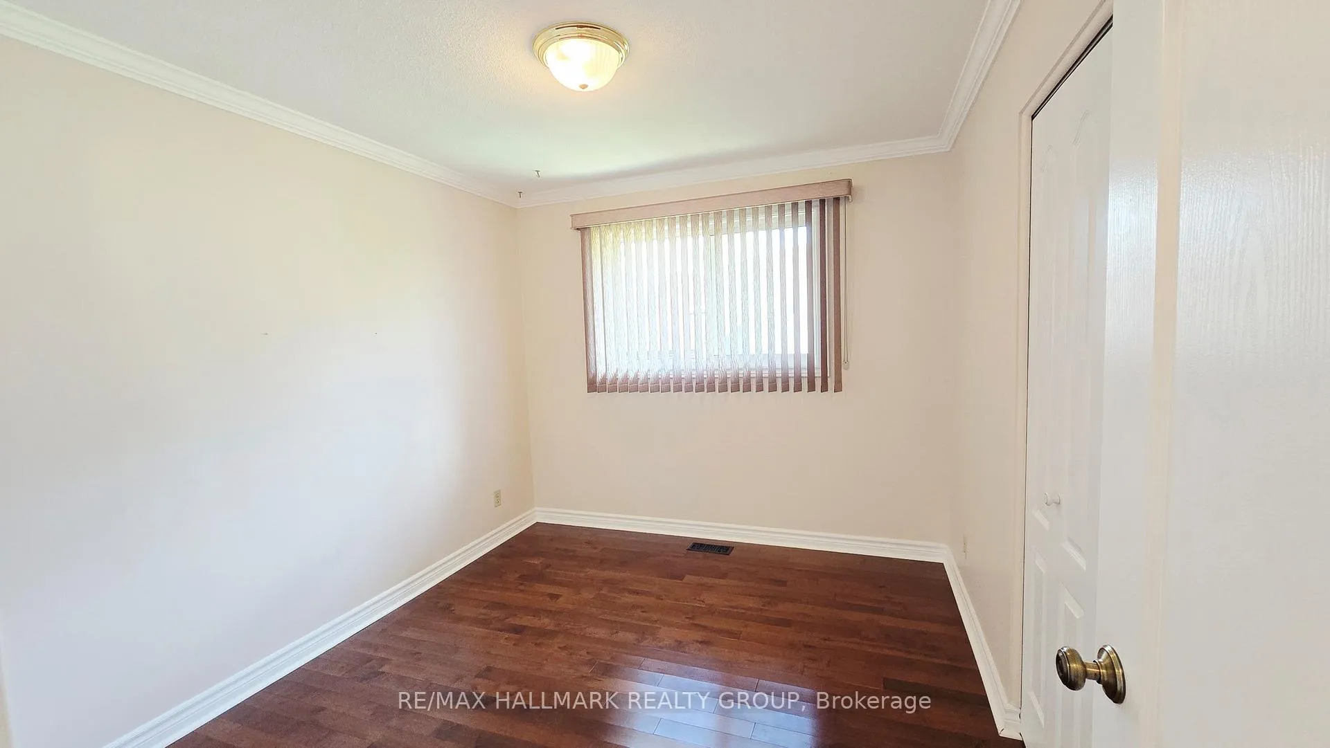 Photo 16 of 38 Hadley Circle, Ottawa, Bells Corners — HOMEH