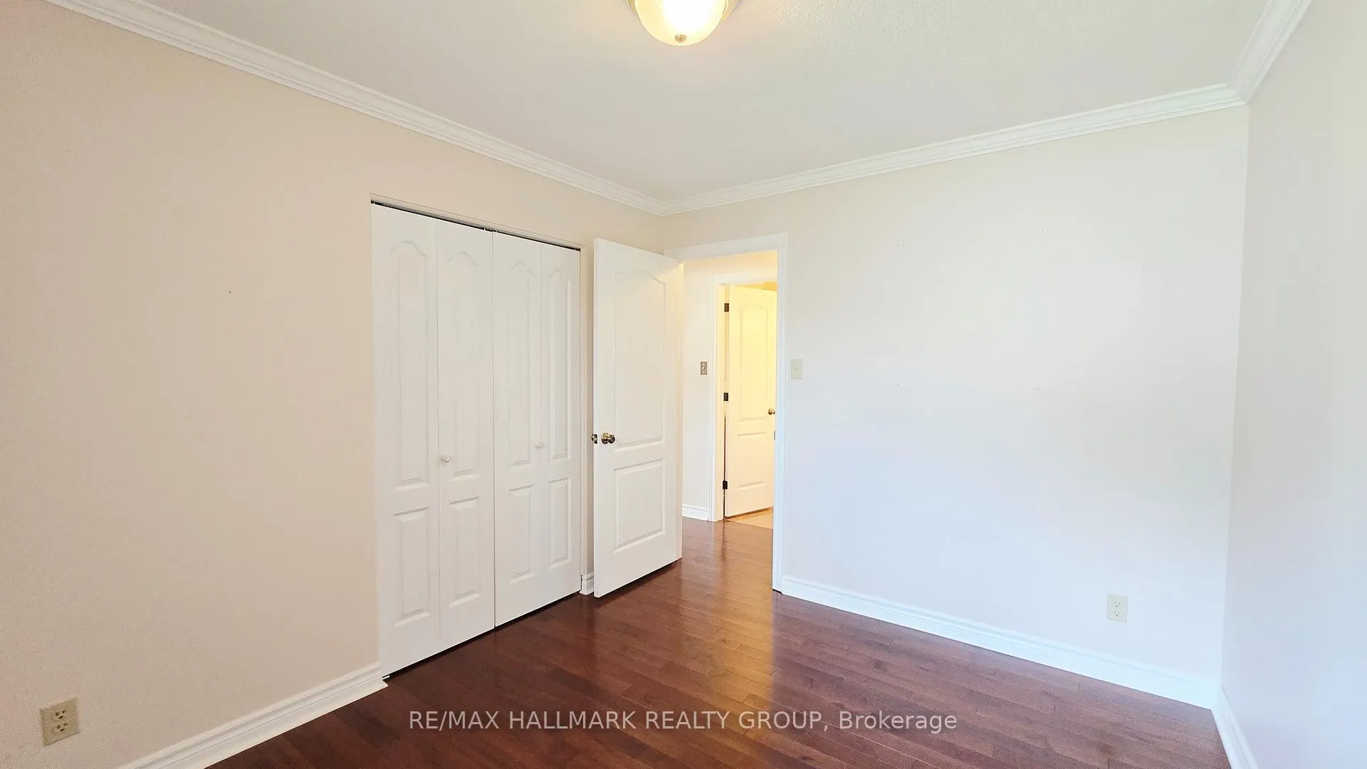 Photo 17 of 38 Hadley Circle, Ottawa, Bells Corners — HOMEH