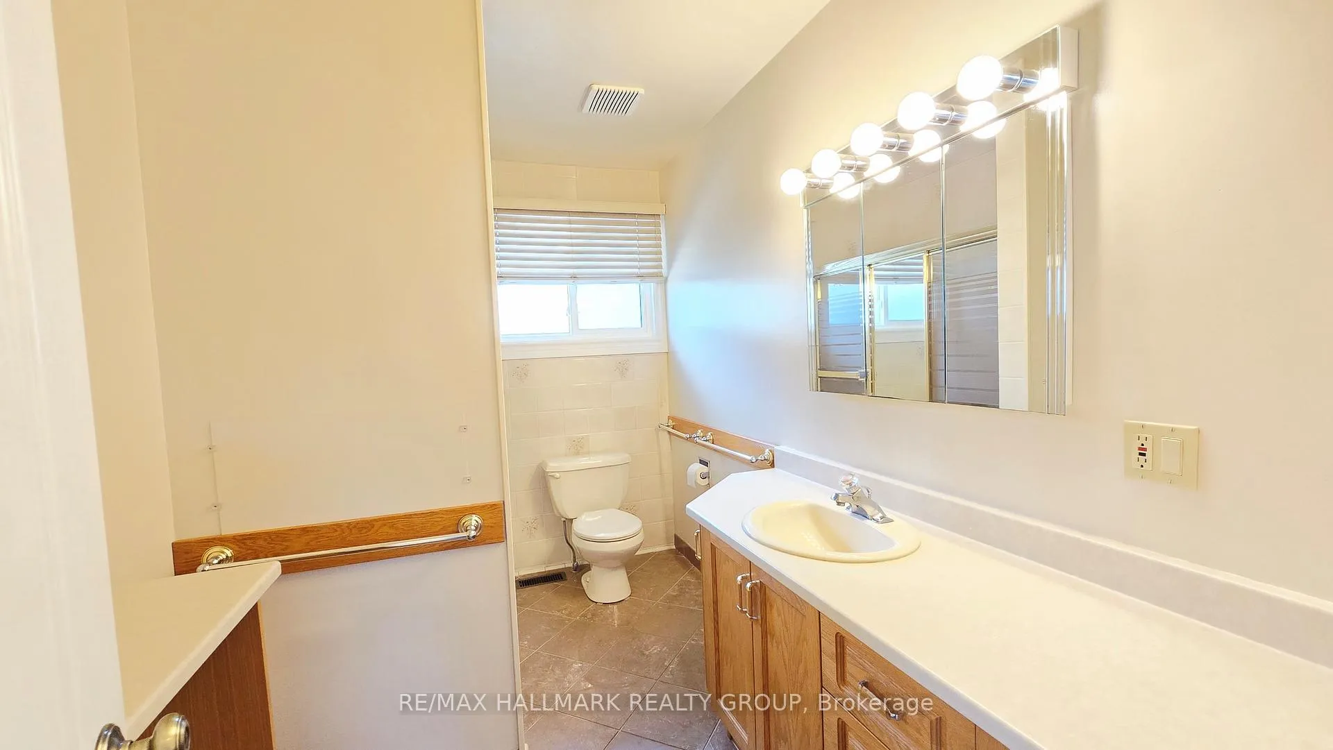 Photo 20 of 38 Hadley Circle, Ottawa, Bells Corners — HOMEH