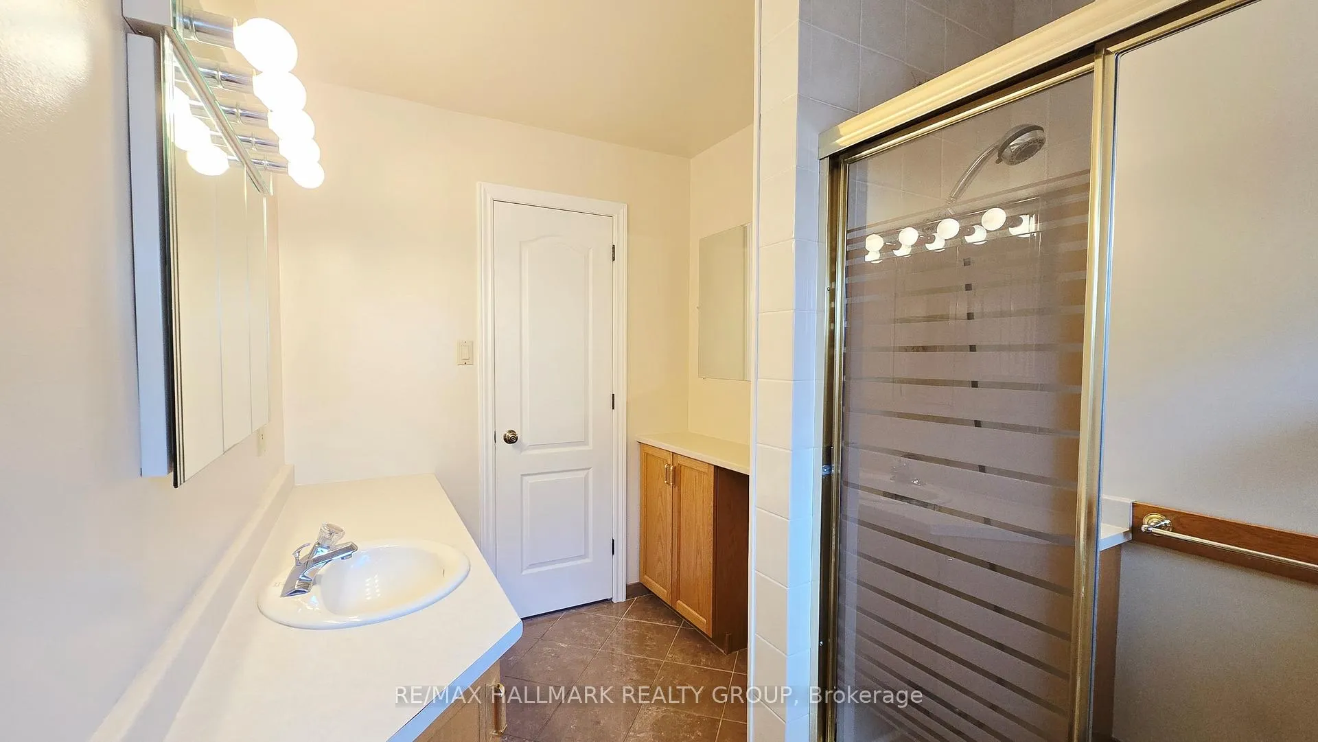 Photo 21 of 38 Hadley Circle, Ottawa, Bells Corners — HOMEH